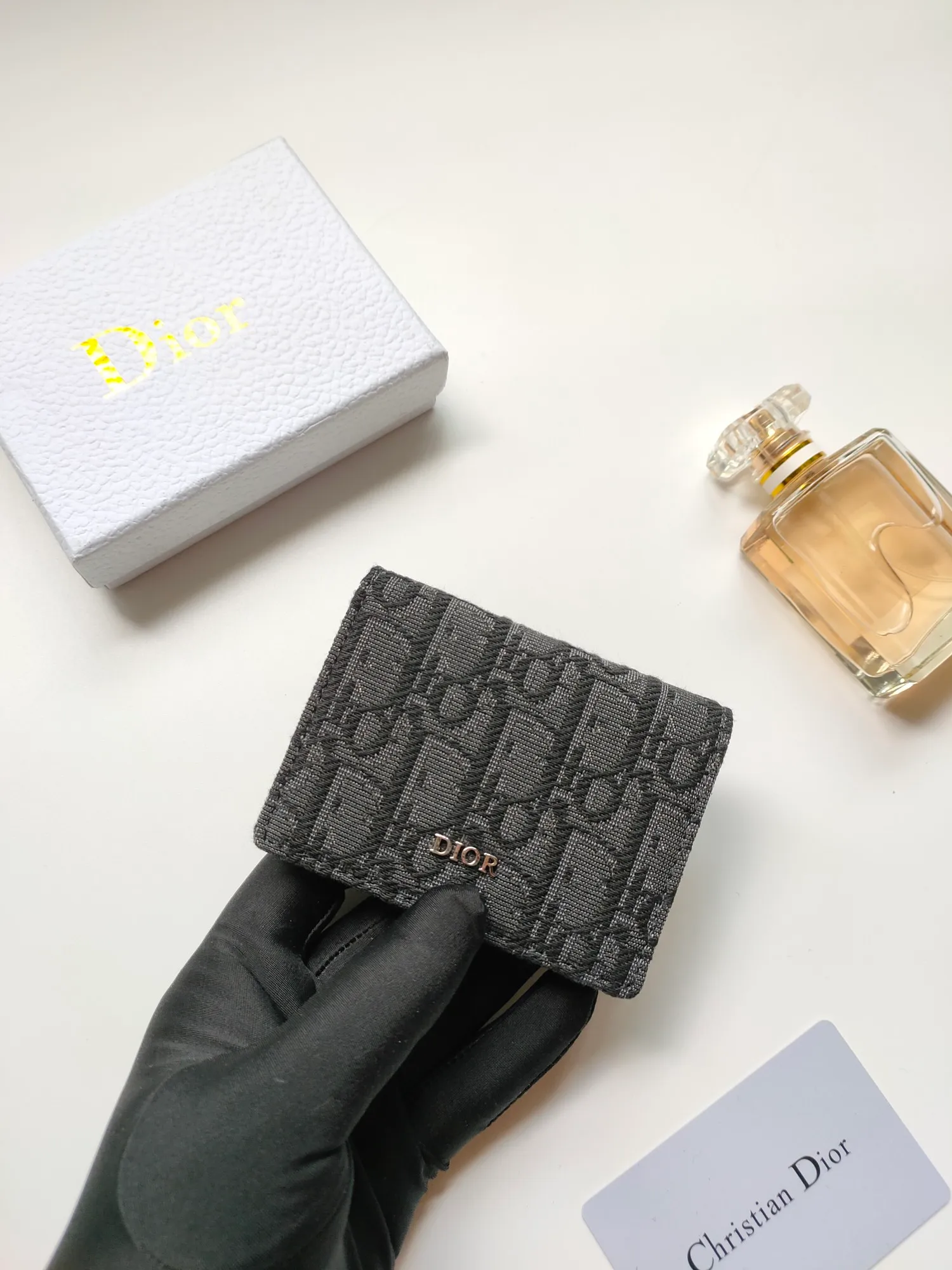 ￥110💰Business card holder is practical and exquisite👏🏻Elaborately made of Oblique printed fabric, with black smooth cowhide material inside. Style number: 136 🌺Equipped with a gusseted compartment with card slots, and the flip cover also has two card slots. "DIOR" logo on the front and interior. Size:10*6.8*2cm