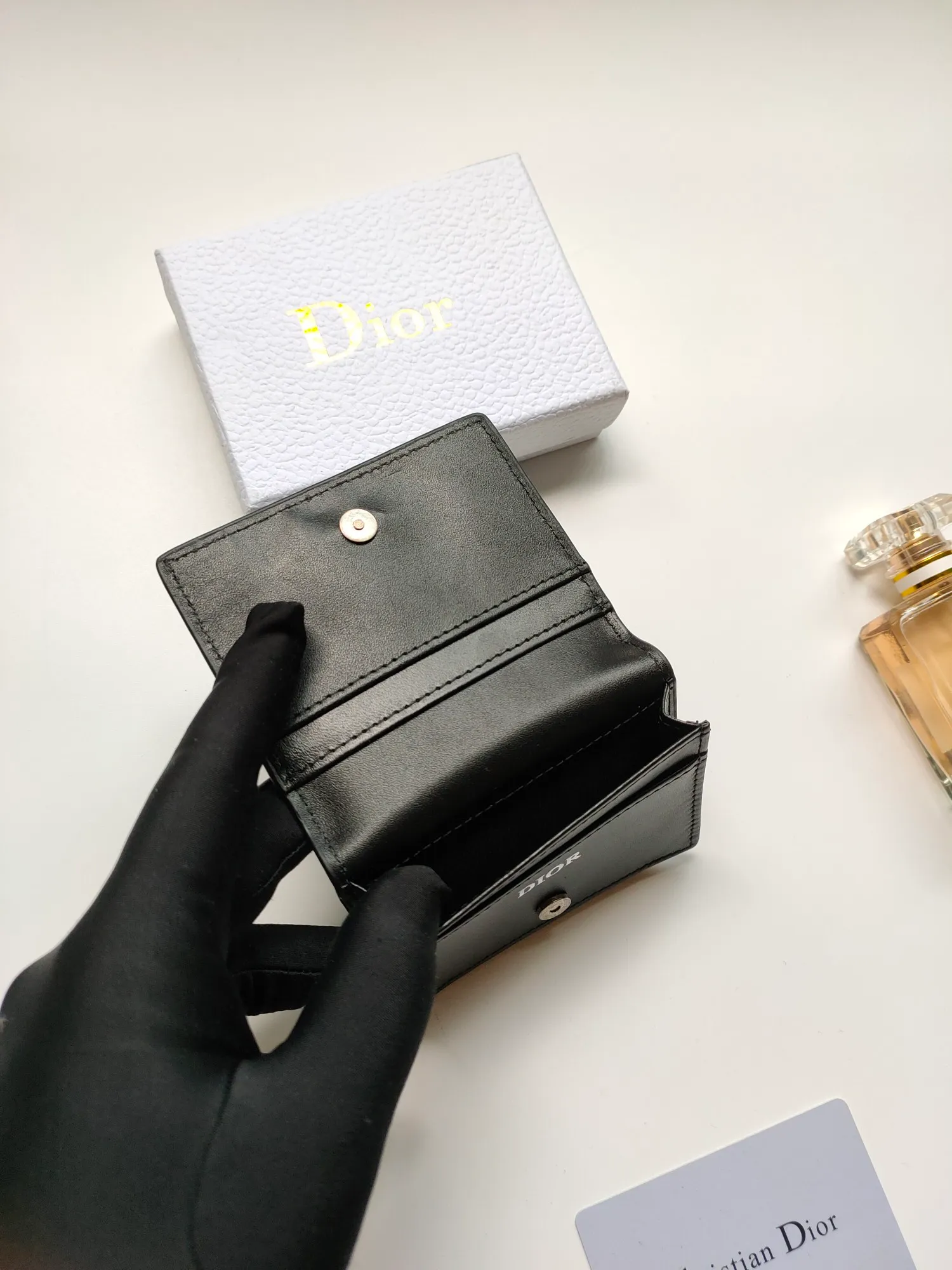 ￥110💰Business card holder is practical and exquisite👏🏻Elaborately made of Oblique printed fabric, with black smooth cowhide material inside. Style number: 136 🌺Equipped with a gusseted compartment with card slots, and the flip cover also has two card slots. "DIOR" logo on the front and interior. Size:10*6.8*2cm
