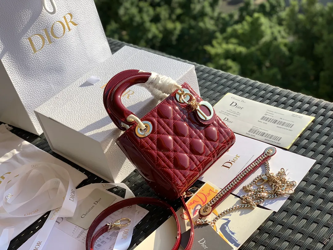 Top upgraded version 💰1800, size is 17×15×7, classic is classic! Although it has been sold for so many years, Lady Dio*r still ranks first in searches for leather goods on the Dio*r official website! First of all, the patent leather Princess Diana is a popular and evergreen model, and the price has been skyrocketing all the way, so if you don’t buy it, it will become even more expensive! We are the real top-shelf products! The details are exquisite and can be seen in real photos. From the hardware to the leather, all the materials are original from the counter, and all the identification points are absolutely rigorous!