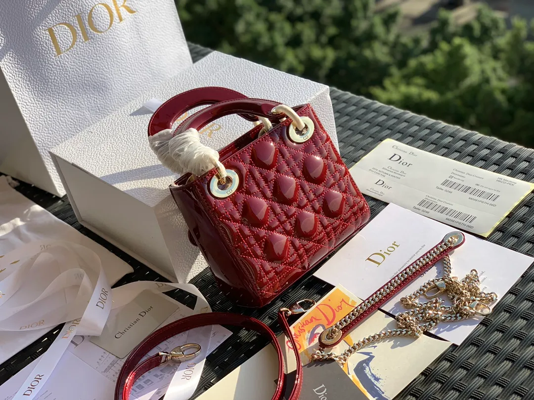 Top upgraded version 💰1800, size is 17×15×7, classic is classic! Although it has been sold for so many years, Lady Dio*r still ranks first in searches for leather goods on the Dio*r official website! First of all, the patent leather Princess Diana is a popular and evergreen model, and the price has been skyrocketing all the way, so if you don’t buy it, it will become even more expensive! We are the real top-shelf products! The details are exquisite and can be seen in real photos. From the hardware to the leather, all the materials are original from the counter, and all the identification points are absolutely rigorous!