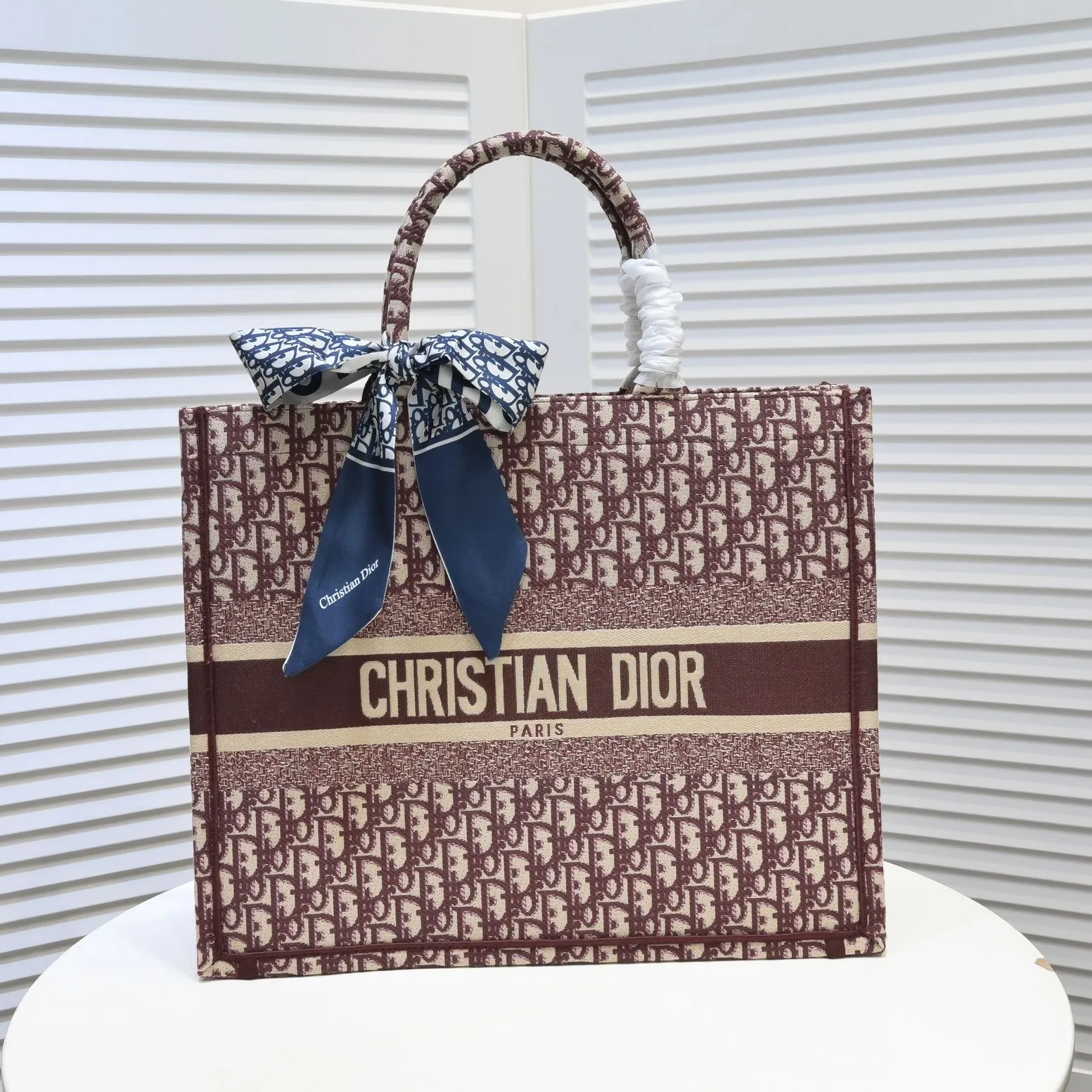 💰360￥With silk scarf, large size🔥 embroidered edge🔜Dior new shopping bag at Dior counter! Counters are updated simultaneously! Limited edition of the same style as the stars! Super stylish! Imported fabric👍high-end quality! You can go in and out of the counters at will without any pressure! The first choice for going out with super large capacity👍 Model: 8033 Size: 41*14*32cm