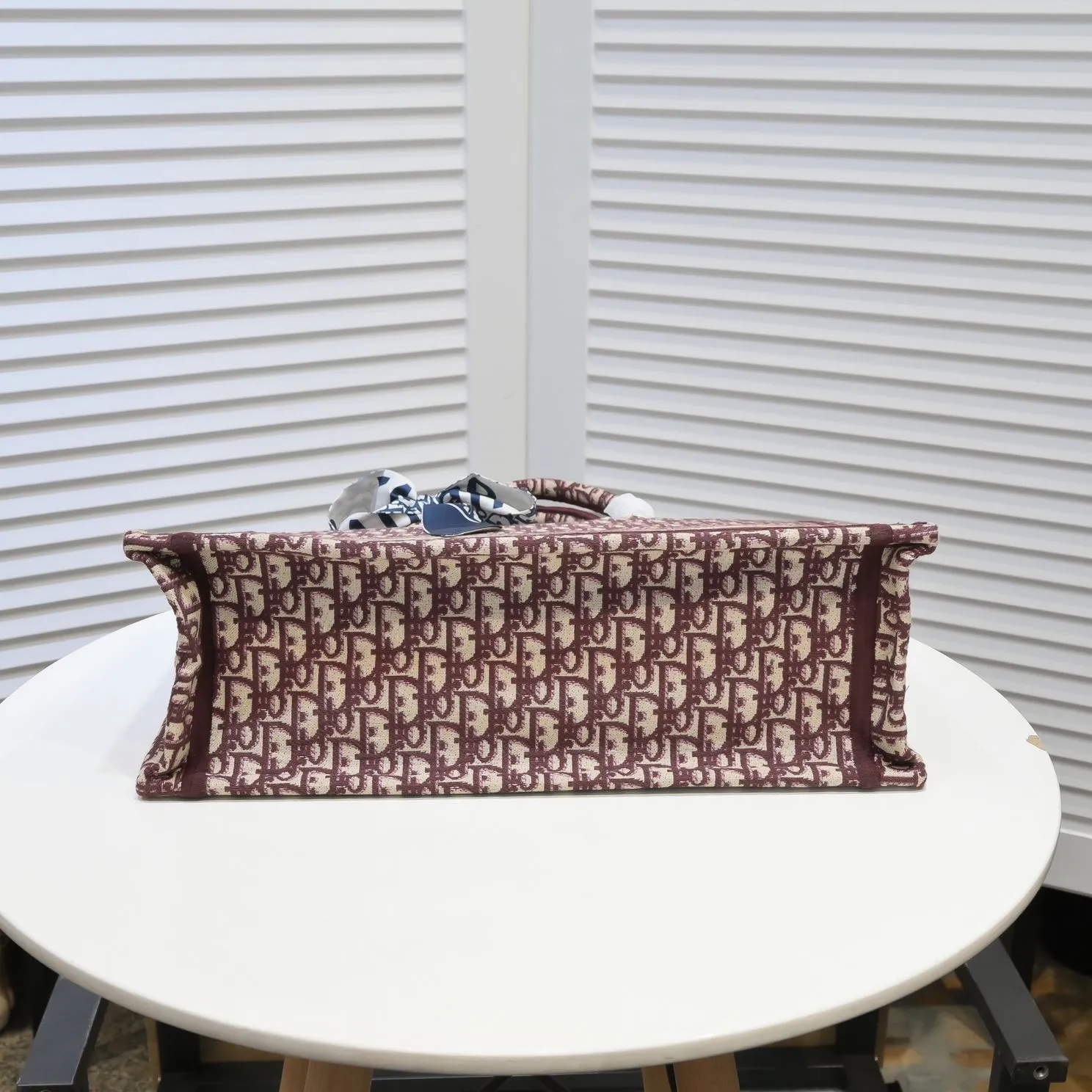 💰360￥With silk scarf, large size🔥 embroidered edge🔜Dior new shopping bag at Dior counter! Counters are updated simultaneously! Limited edition of the same style as the stars! Super stylish! Imported fabric👍high-end quality! You can go in and out of the counters at will without any pressure! The first choice for going out with super large capacity👍 Model: 8033 Size: 41*14*32cm