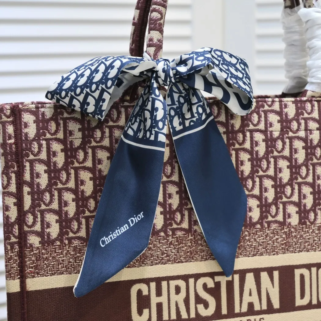 💰360￥With silk scarf, large size🔥 embroidered edge🔜Dior new shopping bag at Dior counter! Counters are updated simultaneously! Limited edition of the same style as the stars! Super stylish! Imported fabric👍high-end quality! You can go in and out of the counters at will without any pressure! The first choice for going out with super large capacity👍 Model: 8033 Size: 41*14*32cm