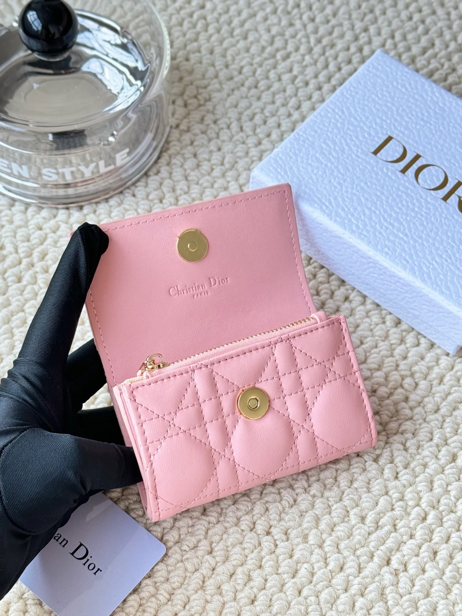 💰150 No.: S0966ONMJ_M413 Size: 11x7.5x2.5cm This My Dior Glycine wallet is compact, practical and unique. Crafted from blush pink sheepskin, it is decorated with a cannage pattern and features a D.I.O.R. charm on the front to enhance the style. Elegant and refined, it can store a variety of daily necessities, is suitable for various occasions, and can be matched with other My Dior items. Front D.I.O.R. charm 2 card slots 1 zipped compartment 1 spacious interior compartment Made in Italy