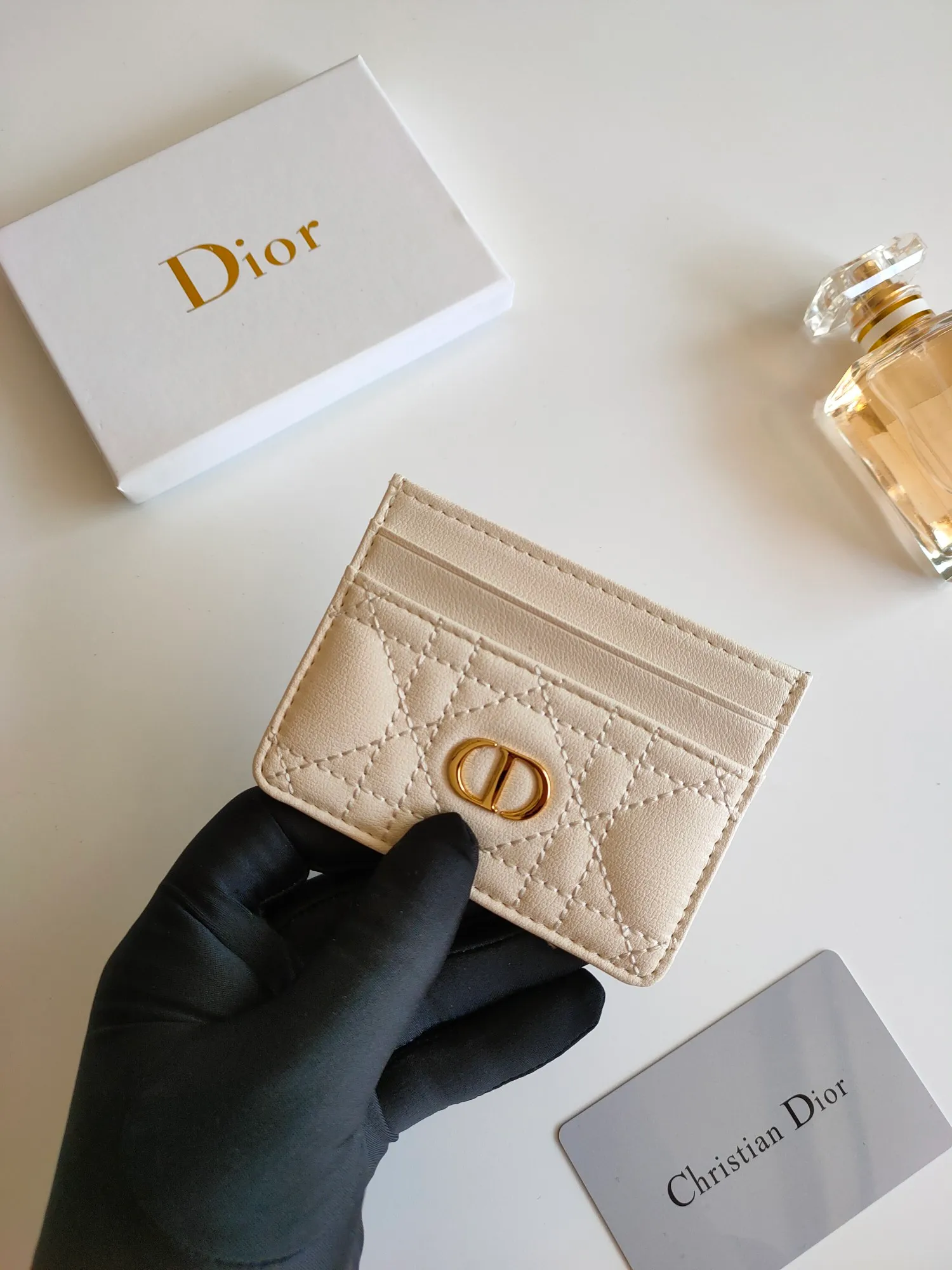 ￥110😍The Dior Caro five-compartment card holder is a new product this season, elegant and practical. Style number: S5130. Carefully crafted from soft cowhide, decorated with cannage pattern topstitching and embellished with the "CD" logo on the front. Elegant and sophisticated, it has five card slots and is suitable for various occasions. Size:10.5*7.5cm