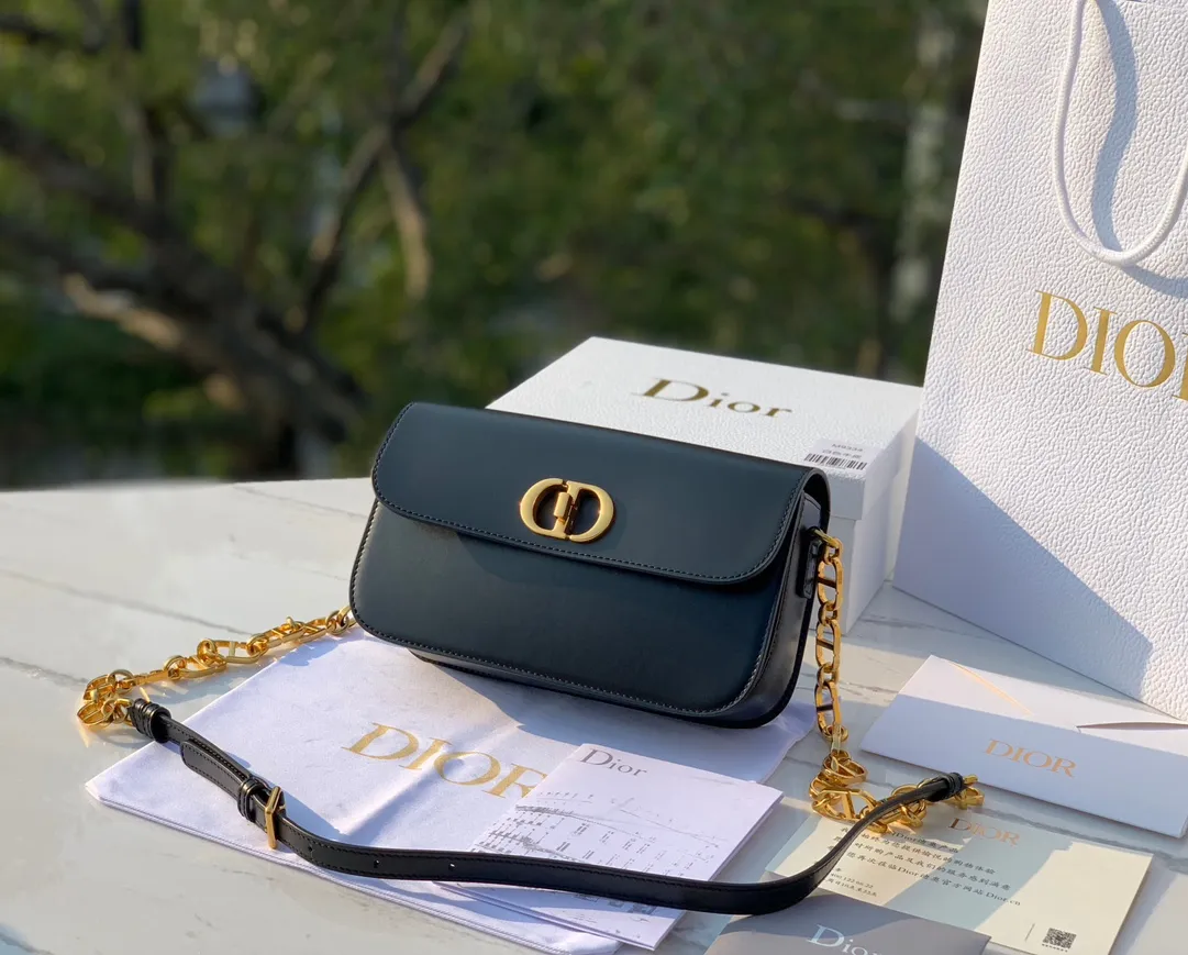 ❗️❗️❗️Free shipping with SF Express for year-end event❗️❗️❗️💰1800 Size 22.5×12.5×6.5cm 2023 Dior latest 30 Montaigne shipped, another king of fried buns🔥 As one of Dior's four major bag styles, Montaigne has always been deeply loved. This latest Montaigne hit me hard. The lines of the bag are smoother and rounder. It has a softer and warmer feeling than the old style. The original luxurious "BOX calfskin" is not afraid of time and becomes more and more beautiful ~ The enamel buckle shoulder strap is cleverly matched with cowhide, which is fashionable yet elegant. Wear it over one shoulder to show your personality. Hurry up and get it now. Be the first girl to wear this new style on your back when walking on the street.