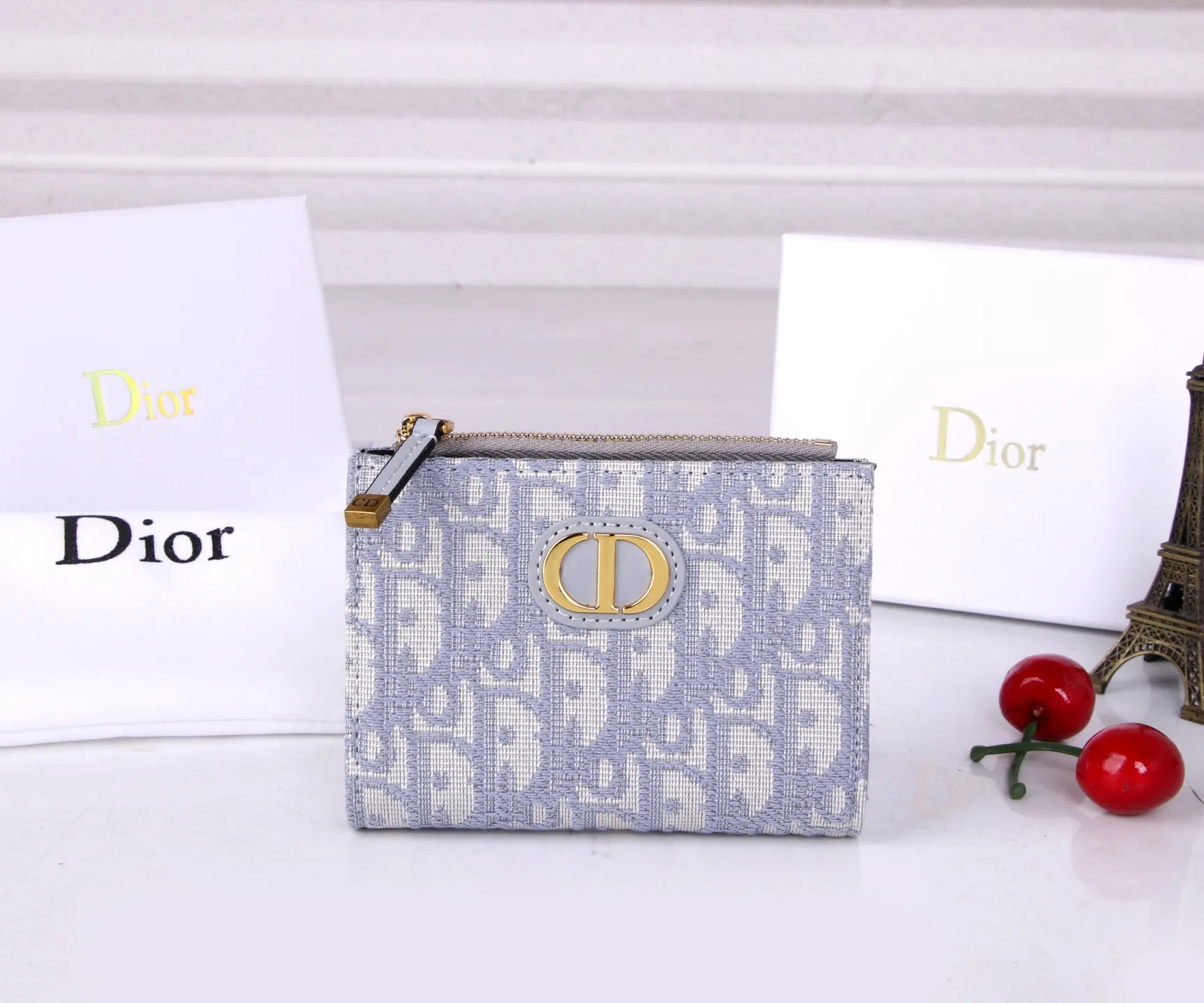 💰P170 Style No.: 3017-3 Brand: Dior Color: Black Size: 11.5*9*2 Description: The latest models from Dior counters are now available! Made of imported PVC with calfskin, the workmanship is exquisite, comparable to that of counters! Multifunctional small wallet, super practical! D29