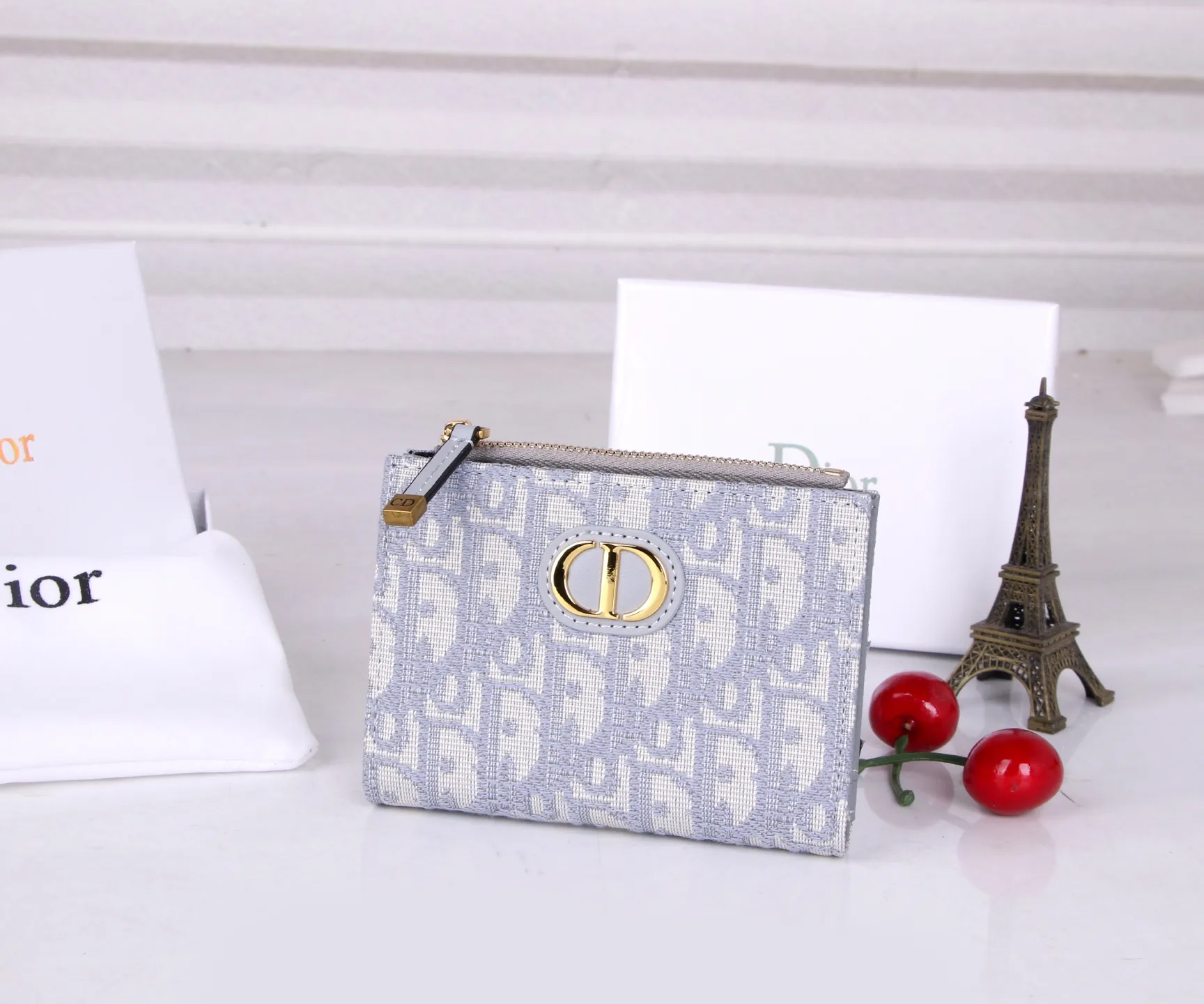 💰P170 Style No.: 3017-3 Brand: Dior Color: Black Size: 11.5*9*2 Description: The latest models from Dior counters are now available! Made of imported PVC with calfskin, the workmanship is exquisite, comparable to that of counters! Multifunctional small wallet, super practical! D29