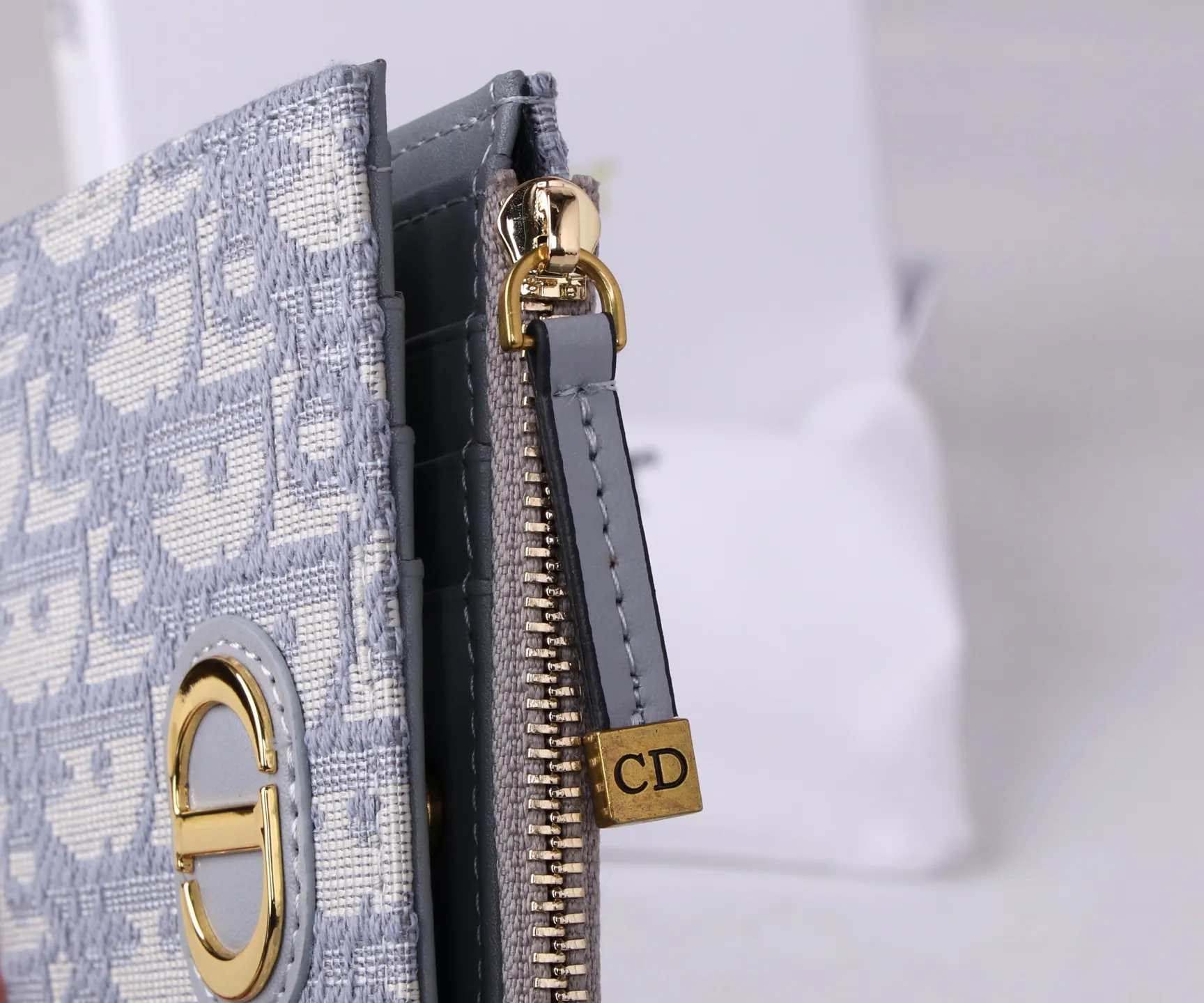 💰P170 Style No.: 3017-3 Brand: Dior Color: Black Size: 11.5*9*2 Description: The latest models from Dior counters are now available! Made of imported PVC with calfskin, the workmanship is exquisite, comparable to that of counters! Multifunctional small wallet, super practical! D29