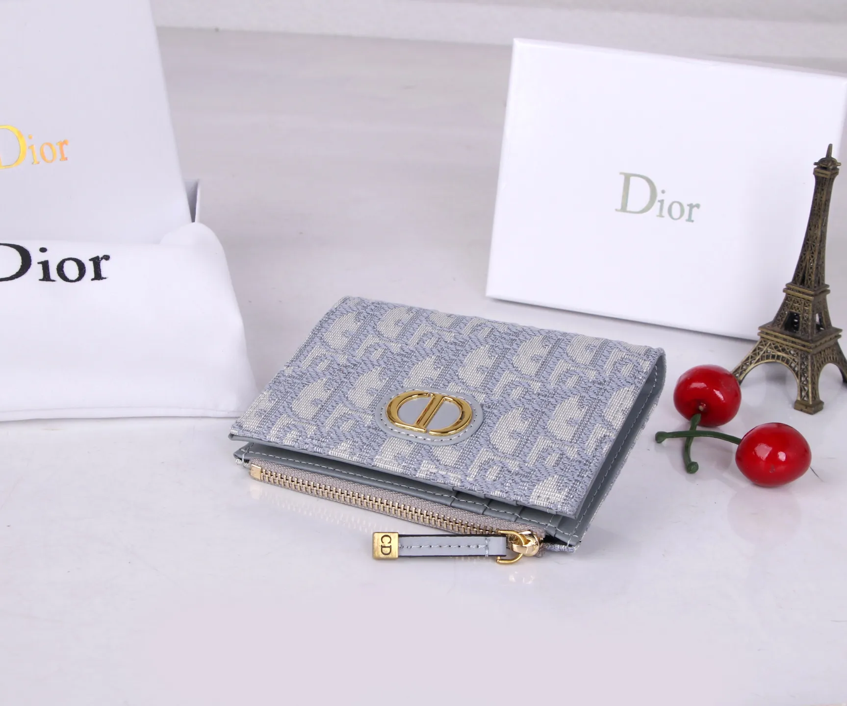 💰P170 Style No.: 3017-3 Brand: Dior Color: Black Size: 11.5*9*2 Description: The latest models from Dior counters are now available! Made of imported PVC with calfskin, the workmanship is exquisite, comparable to that of counters! Multifunctional small wallet, super practical! D29