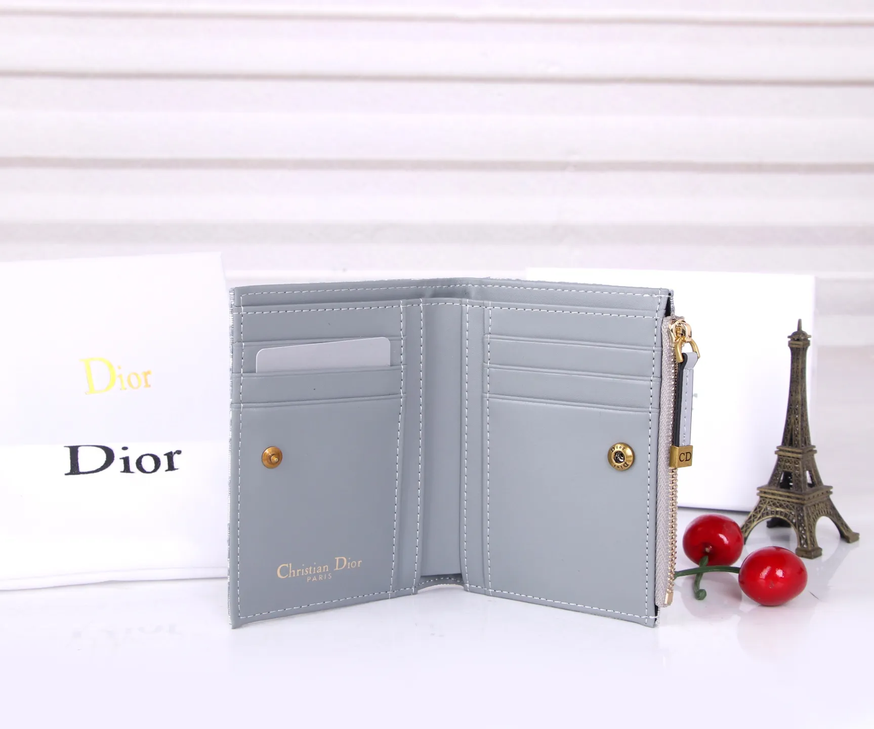 💰P170 Style No.: 3017-3 Brand: Dior Color: Black Size: 11.5*9*2 Description: The latest models from Dior counters are now available! Made of imported PVC with calfskin, the workmanship is exquisite, comparable to that of counters! Multifunctional small wallet, super practical! D29