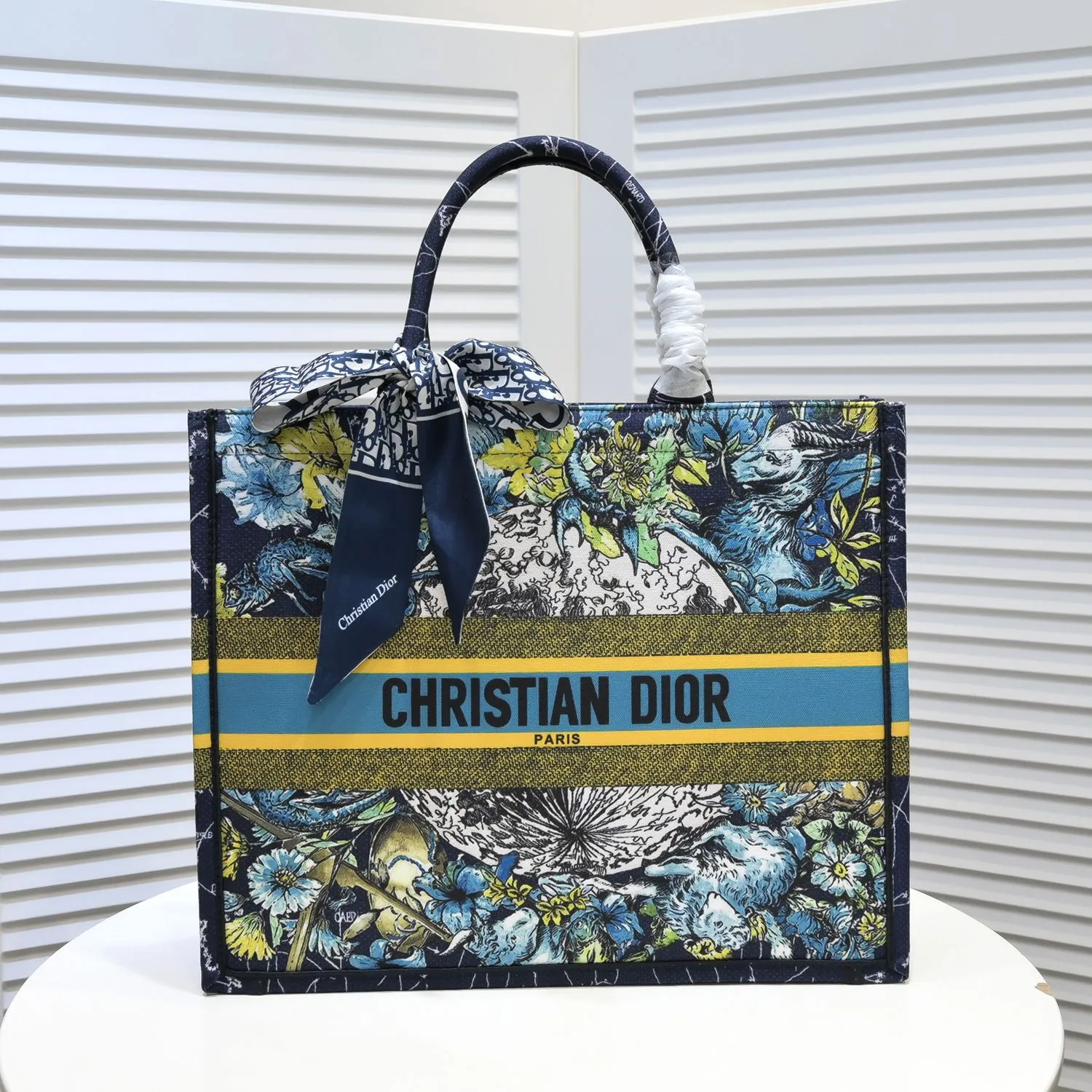 💰360￥With silk scarf, large size🔥 embroidered edge🔜Dior new shopping bag at Dior counter! Counters are updated simultaneously! Limited edition of the same style as the stars! Super stylish! Imported fabric👍high-end quality! You can go in and out of the counters at will without any pressure! The first choice for going out with super large capacity👍 Model: 8033 Size: 41*14*32cm
