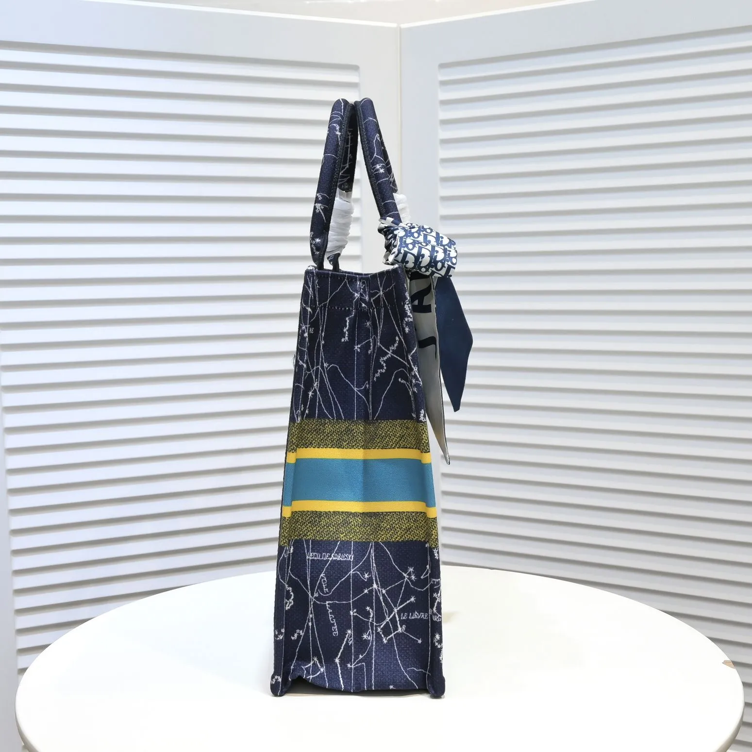 💰360￥With silk scarf, large size🔥 embroidered edge🔜Dior new shopping bag at Dior counter! Counters are updated simultaneously! Limited edition of the same style as the stars! Super stylish! Imported fabric👍high-end quality! You can go in and out of the counters at will without any pressure! The first choice for going out with super large capacity👍 Model: 8033 Size: 41*14*32cm