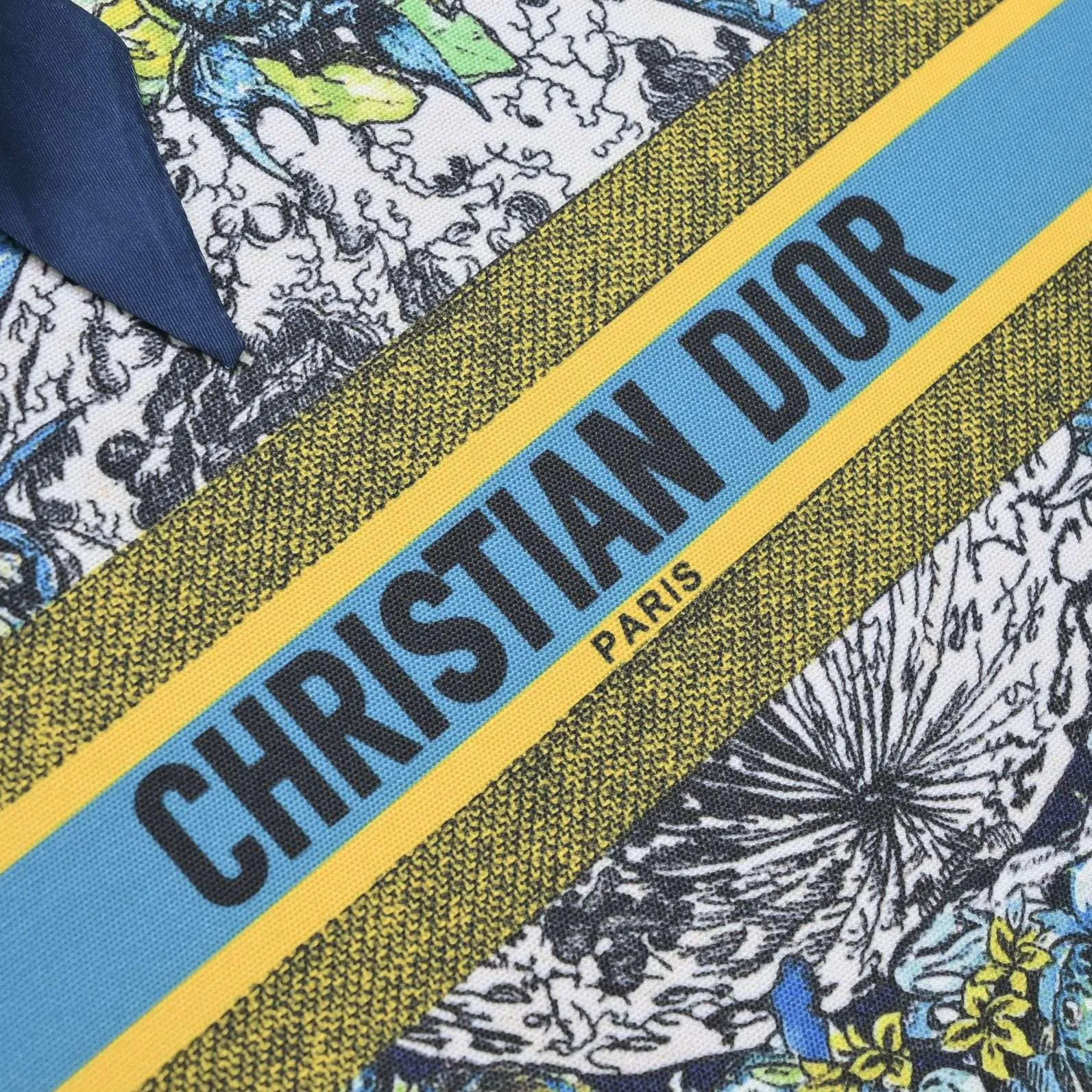 💰360￥With silk scarf, large size🔥 embroidered edge🔜Dior new shopping bag at Dior counter! Counters are updated simultaneously! Limited edition of the same style as the stars! Super stylish! Imported fabric👍high-end quality! You can go in and out of the counters at will without any pressure! The first choice for going out with super large capacity👍 Model: 8033 Size: 41*14*32cm