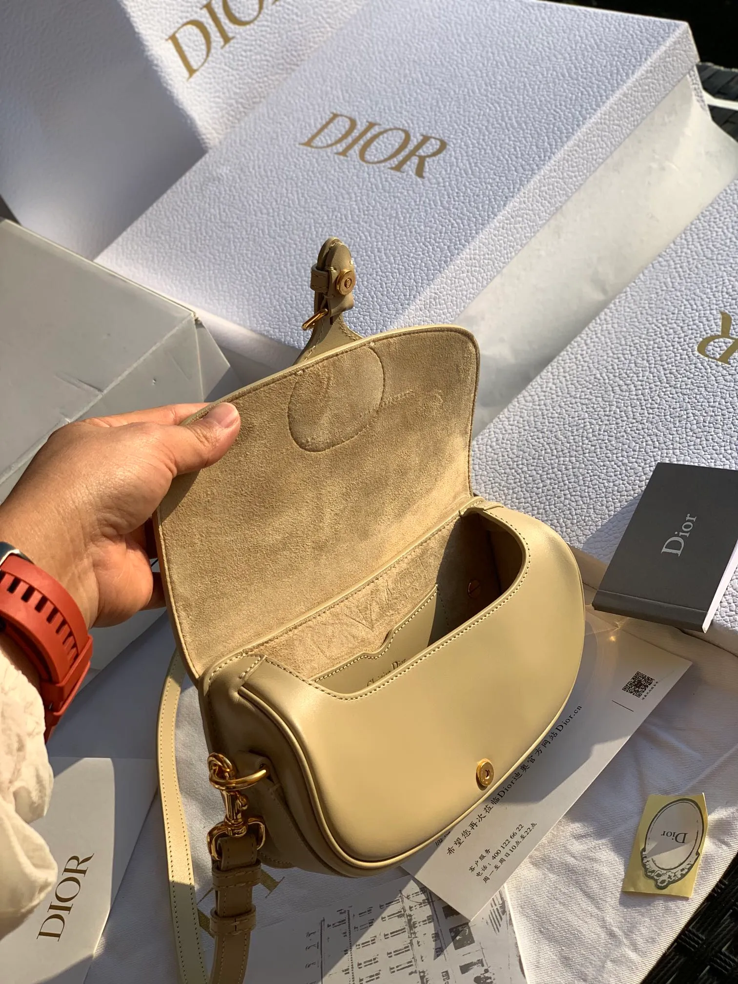 Top upgraded version 💰1560 Size: 22 x 13 x 5 CM light yellow bobby armpit bag! Genuine original fabrics, original cowhide, and counter-level workmanship are all recognizable! NEWDi*or's new autumn and winter new East-West bags are released, and all the actresses are calling! The official website’s flagship model! The retro-style Bobby transforms into a narrow crescent moon Bobby, with a sense of luxury! And it can be carried under the armpits, which is fashionable and good-looking! High-end color matching and short detachable shoulder strap, you can easily control a variety of styles! Combining fashionable attitude and elegant style, it has become an innovative piece suitable for day and night. If you like it, go for it! Will not step on thunder!