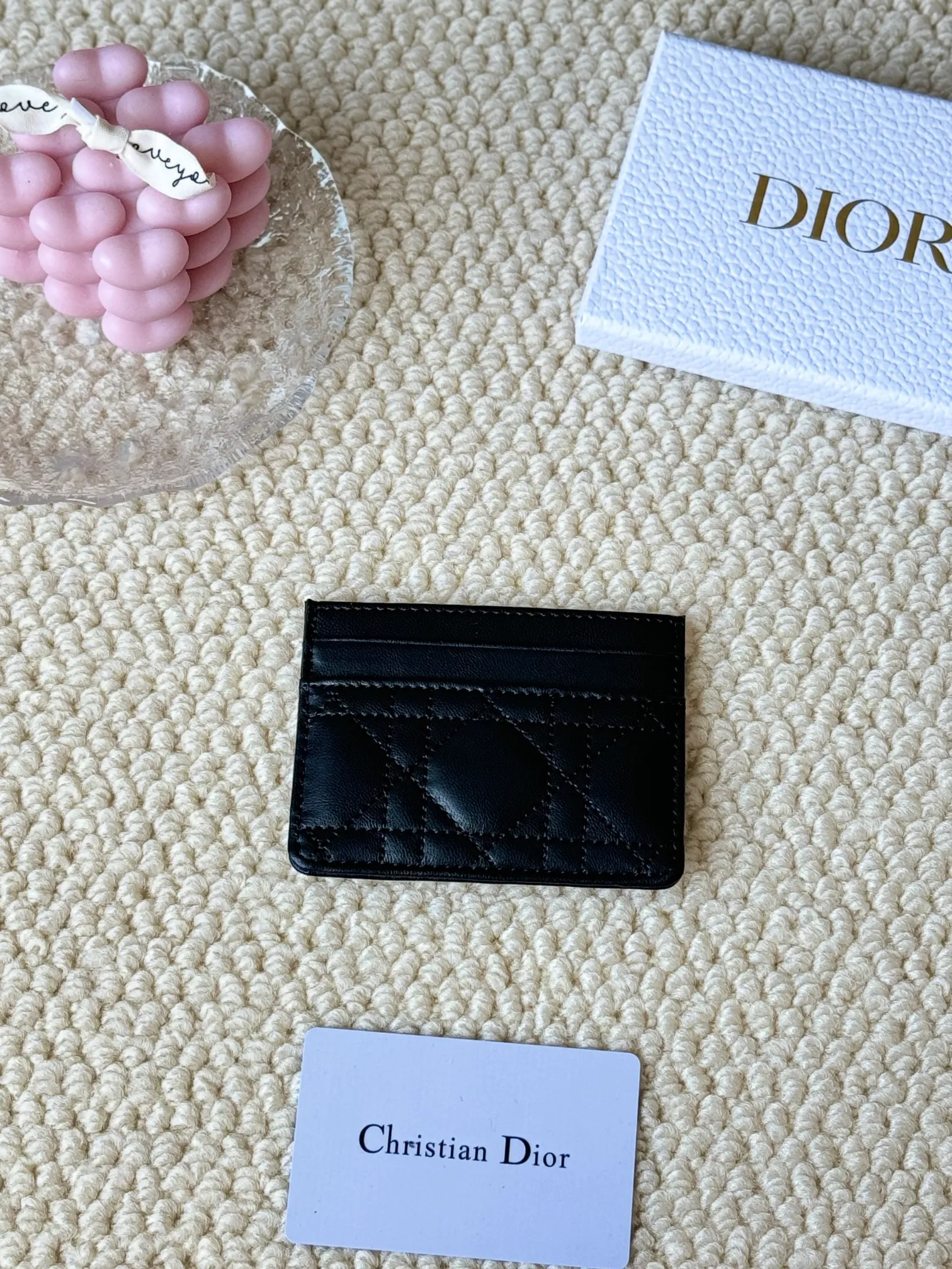 💰100 dior card cd card holder New style CD with a mini pearl on the front No.: S3103 Carefully made of soft cowhide, decorated with cannage pattern topstitching, embellished with "CD" ➕ pearl embellishment logo on the front. Elegant and sophisticated, it has five card slots and is suitable for various occasions. Size: 10.5*7.5cm Dior Caro five-compartment card holder is a new product this season, elegant and practical.