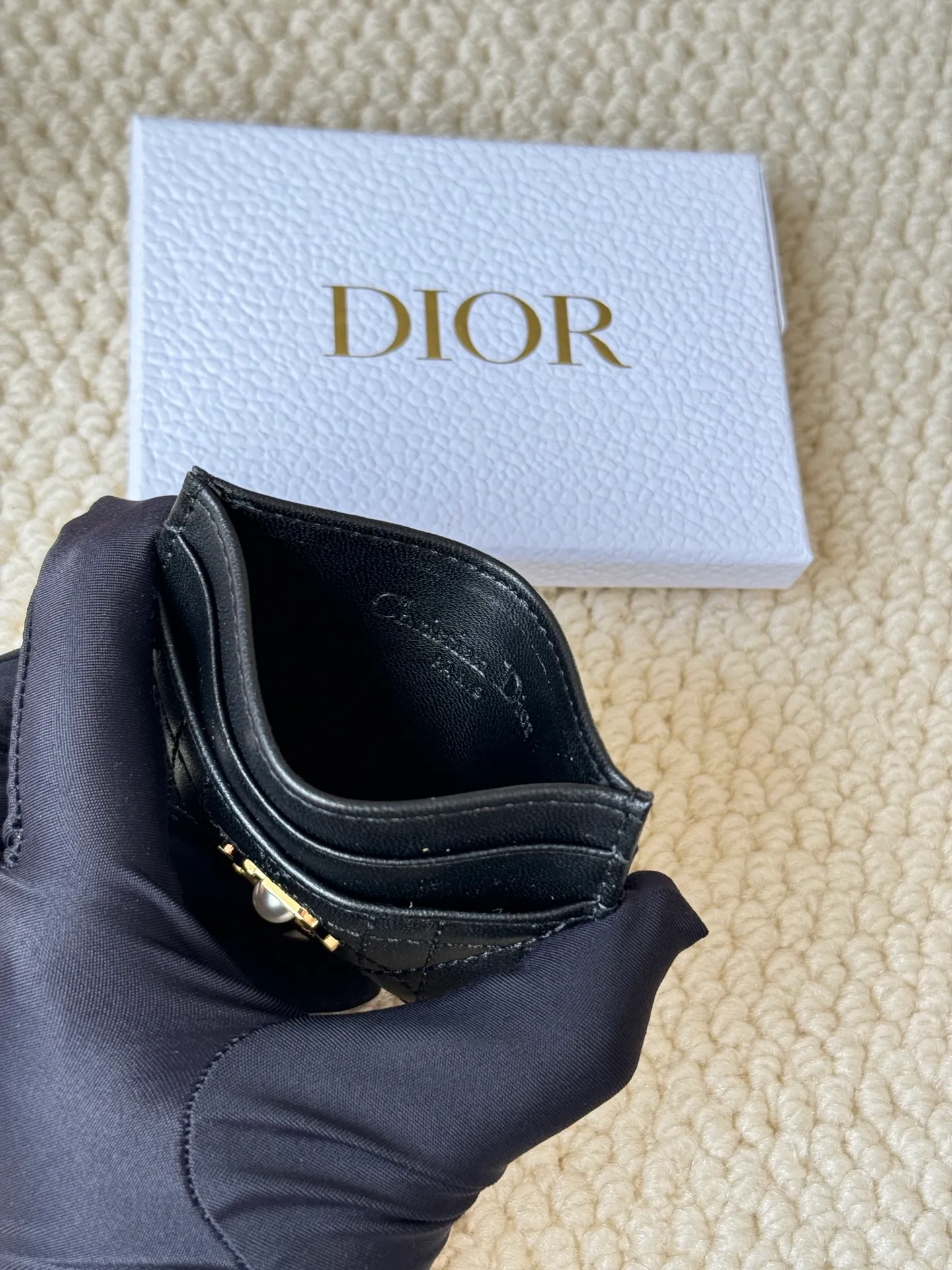 💰100 dior card cd card holder New style CD with a mini pearl on the front No.: S3103 Carefully made of soft cowhide, decorated with cannage pattern topstitching, embellished with "CD" ➕ pearl embellishment logo on the front. Elegant and sophisticated, it has five card slots and is suitable for various occasions. Size: 10.5*7.5cm Dior Caro five-compartment card holder is a new product this season, elegant and practical.