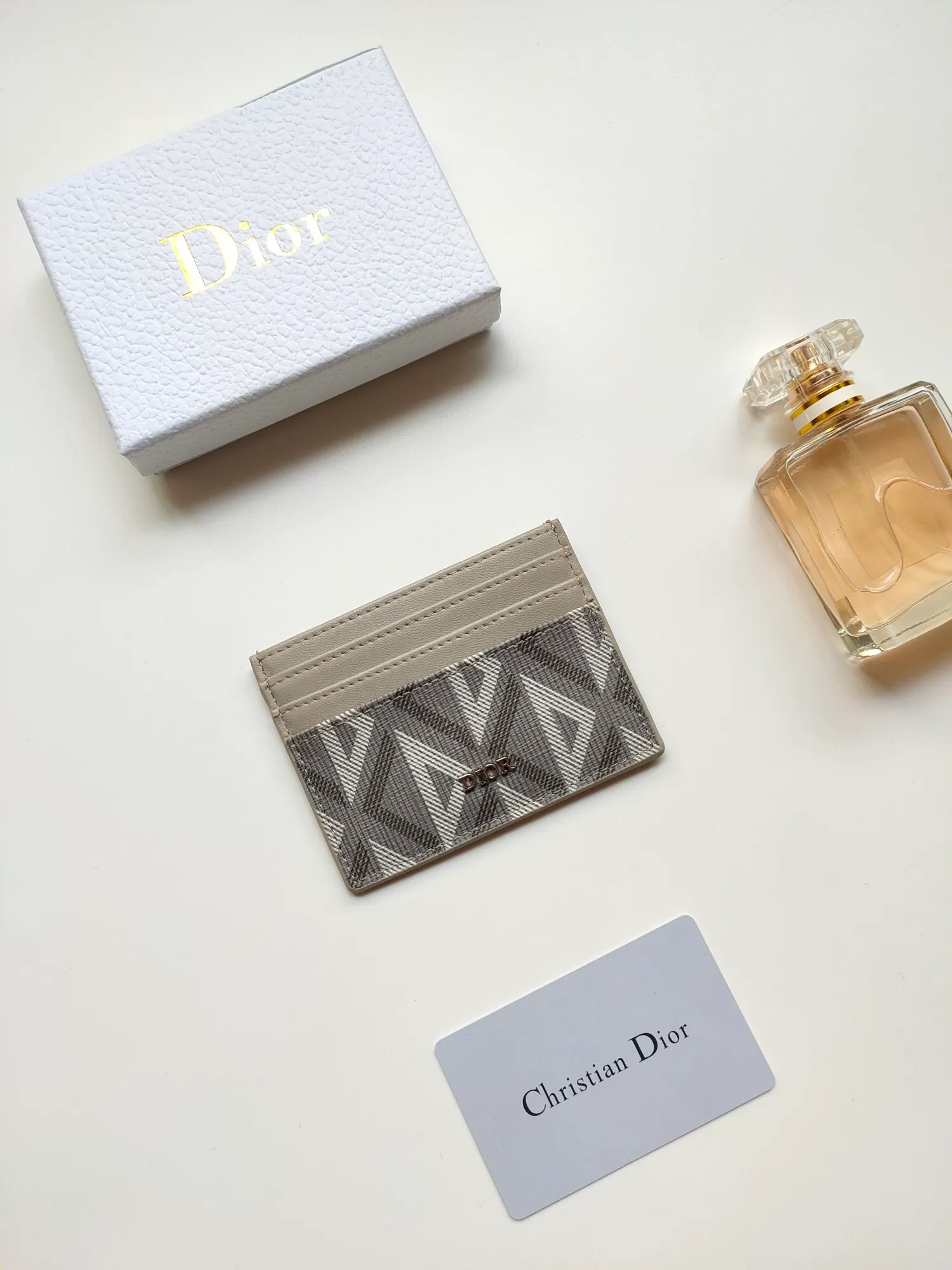 ￥90 [Rose] This Dior card holder is elegant and refined 😍 Carefully made of Dior jacquard fabric and cowhide [strong] decorated with Oblique print. There are 3 card slots on each side and 1 card slot on the top, which is exquisite and exquisite in shape. Style number: CH135 Size: 10*8cm