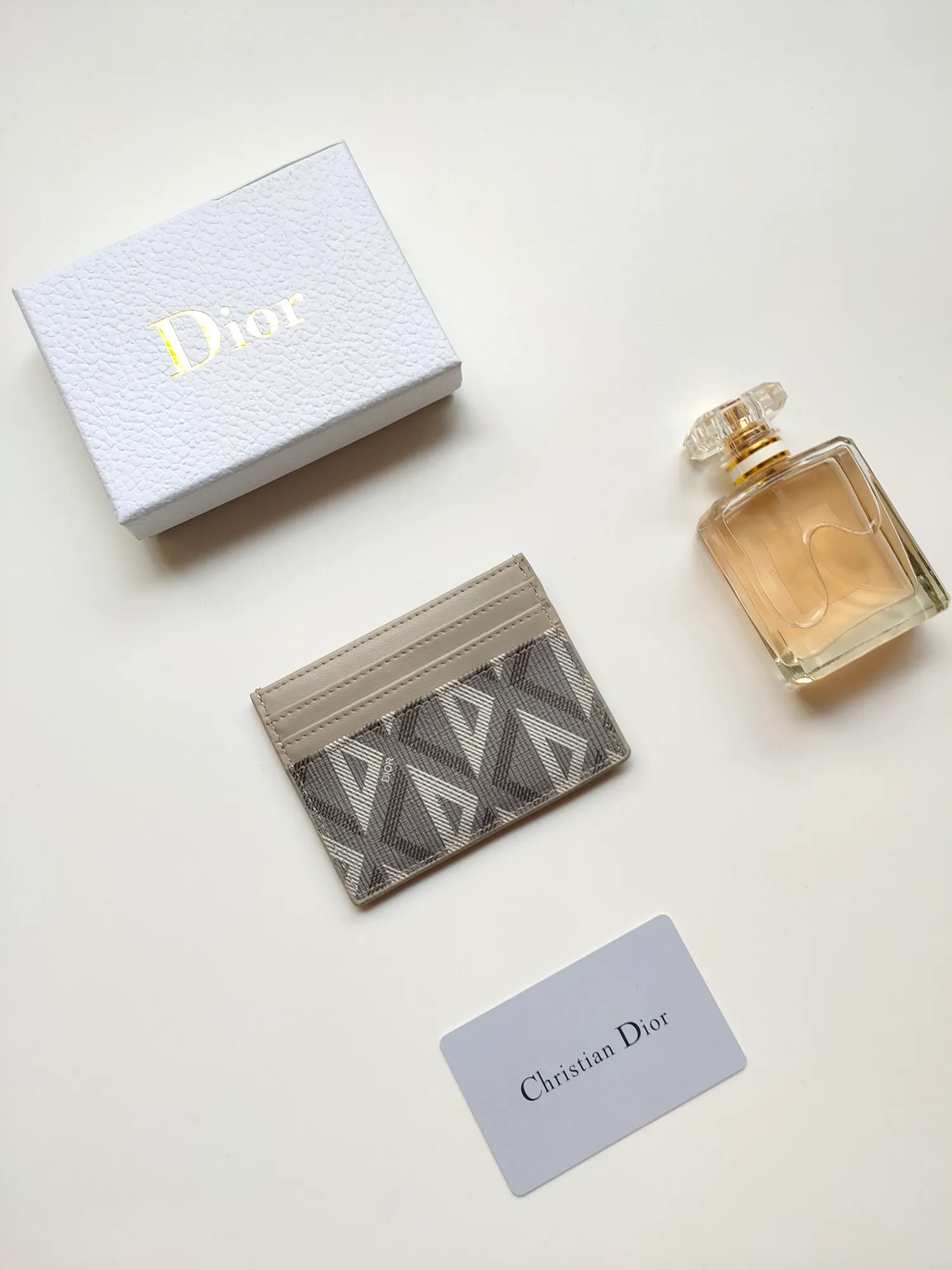 ￥90 [Rose] This Dior card holder is elegant and refined 😍 Carefully made of Dior jacquard fabric and cowhide [strong] decorated with Oblique print. There are 3 card slots on each side and 1 card slot on the top, which is exquisite and exquisite in shape. Style number: CH135 Size: 10*8cm