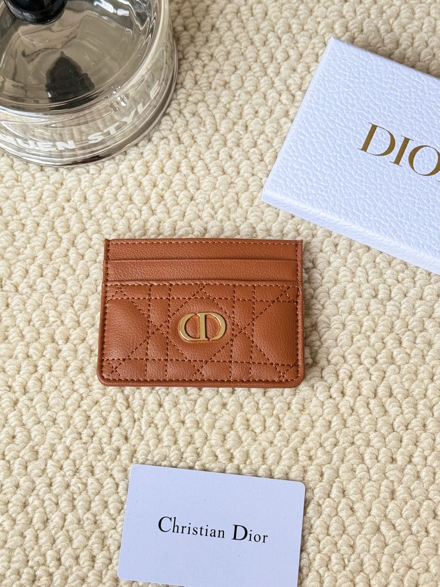 💰100 No.: S5130 Carefully crafted from soft cowhide, decorated with cannage pattern topstitching and embellished with the "CD" logo on the front. Elegant and sophisticated, it has five card slots and is suitable for various occasions. Size: 10.5*7.5cm Dior Caro five-compartment card holder is a new product this season, elegant and practical.