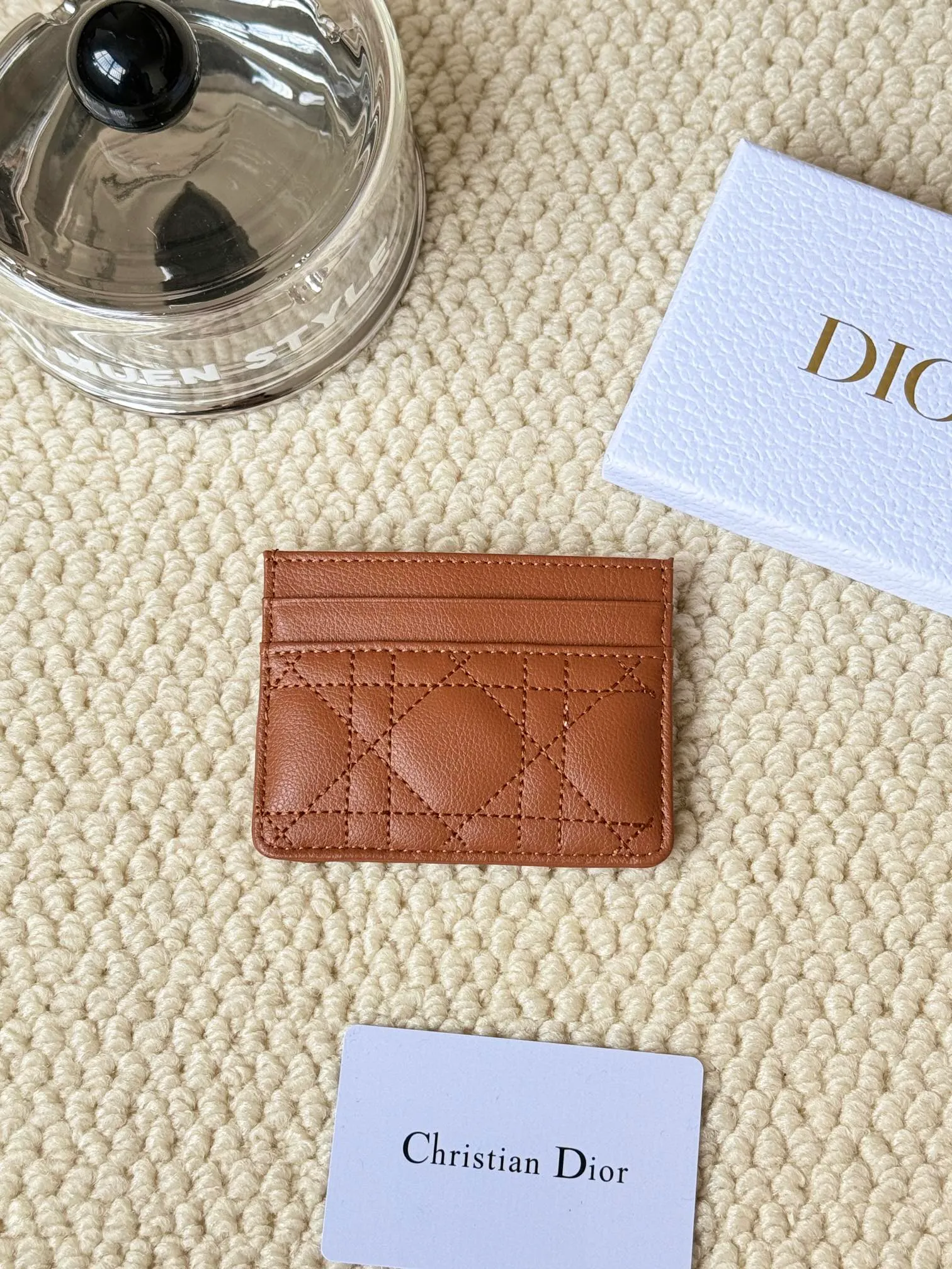 💰100 No.: S5130 Carefully crafted from soft cowhide, decorated with cannage pattern topstitching and embellished with the "CD" logo on the front. Elegant and sophisticated, it has five card slots and is suitable for various occasions. Size: 10.5*7.5cm Dior Caro five-compartment card holder is a new product this season, elegant and practical.
