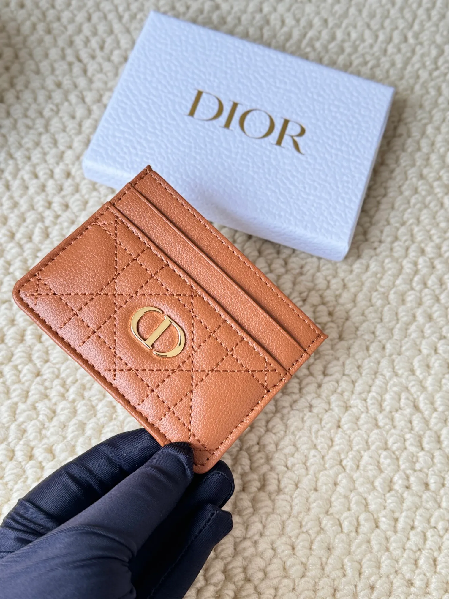 💰100 No.: S5130 Carefully crafted from soft cowhide, decorated with cannage pattern topstitching and embellished with the "CD" logo on the front. Elegant and sophisticated, it has five card slots and is suitable for various occasions. Size: 10.5*7.5cm Dior Caro five-compartment card holder is a new product this season, elegant and practical.