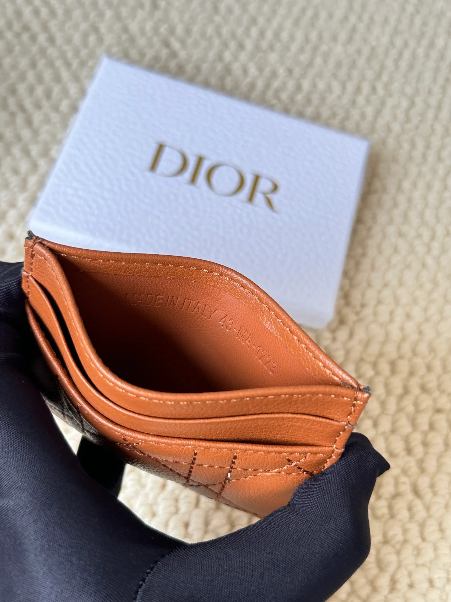 💰100 No.: S5130 Carefully crafted from soft cowhide, decorated with cannage pattern topstitching and embellished with the "CD" logo on the front. Elegant and sophisticated, it has five card slots and is suitable for various occasions. Size: 10.5*7.5cm Dior Caro five-compartment card holder is a new product this season, elegant and practical.