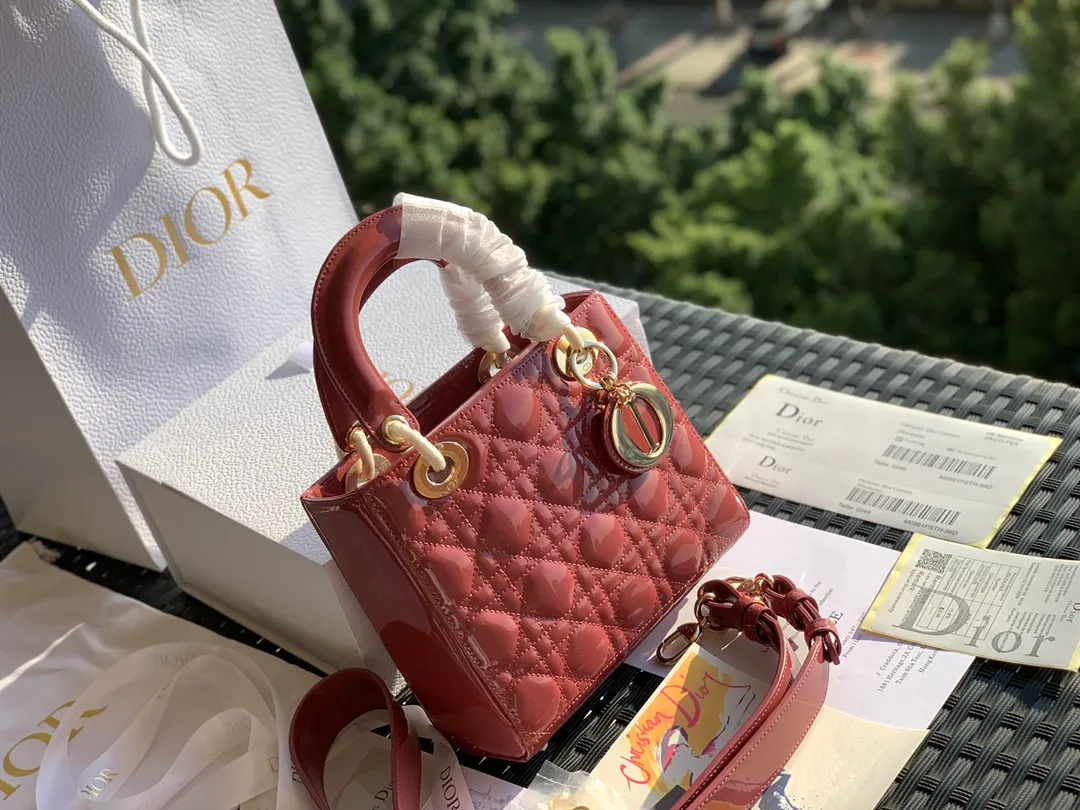 ❗️❗️❗️Free shipping with SF Express for year-end events❗️❗️❗️💰2000 Size 20x16.5x8CM Patent leather 4 compartments Overseas channels! Original raw materials, absolutely good quality! The Dior three-lattice patent leather Diana bag is something you must buy every time you hit the bag! This hibiscus pink color is a new color. It is similar to a dry rose color in real life. It is beautiful and gentle, and the patent leather model will give people a feeling of sparkling nobility. The surface of the bag is sparkling and looks amazing. It is simply a standard bag for "heroines". Compared with sheepskin or nubuck leather, patent leather will be more eye-catching!