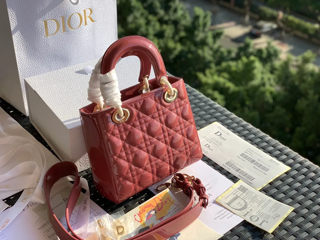 ❗️❗️❗️Free shipping with SF Express for year-end events❗️❗️❗️💰2000 Size 20x16.5x8CM Patent leather 4 compartments Overseas channels! Original raw materials, absolutely good quality! The Dior three-lattice patent leather Diana bag is something you must buy every time you hit the bag! This hibiscus pink color is a new color. It is similar to a dry rose color in real life. It is beautiful and gentle, and the patent leather model will give people a feeling of sparkling nobility. The surface of the bag is sparkling and looks amazing. It is simply a standard bag for "heroines". Compared with sheepskin or nubuck leather, patent leather will be more eye-catching!