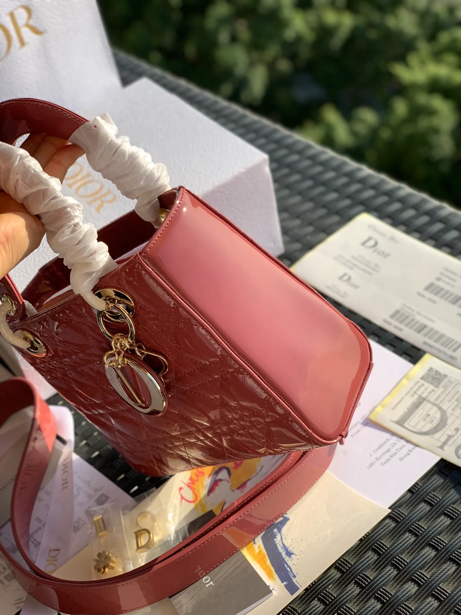 ❗️❗️❗️Free shipping with SF Express for year-end events❗️❗️❗️💰2000 Size 20x16.5x8CM Patent leather 4 compartments Overseas channels! Original raw materials, absolutely good quality! The Dior three-lattice patent leather Diana bag is something you must buy every time you hit the bag! This hibiscus pink color is a new color. It is similar to a dry rose color in real life. It is beautiful and gentle, and the patent leather model will give people a feeling of sparkling nobility. The surface of the bag is sparkling and looks amazing. It is simply a standard bag for "heroines". Compared with sheepskin or nubuck leather, patent leather will be more eye-catching!
