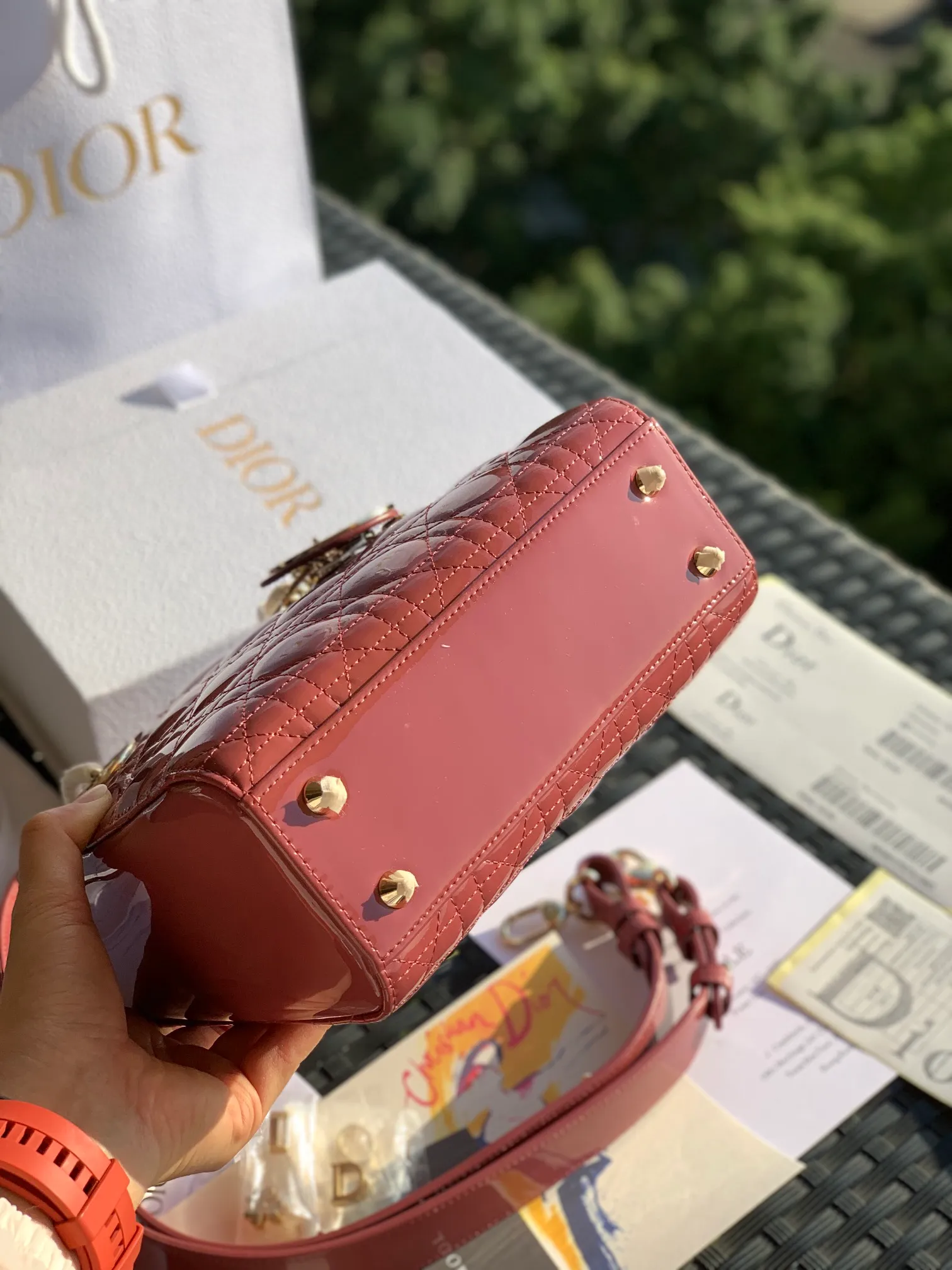 ❗️❗️❗️Free shipping with SF Express for year-end events❗️❗️❗️💰2000 Size 20x16.5x8CM Patent leather 4 compartments Overseas channels! Original raw materials, absolutely good quality! The Dior three-lattice patent leather Diana bag is something you must buy every time you hit the bag! This hibiscus pink color is a new color. It is similar to a dry rose color in real life. It is beautiful and gentle, and the patent leather model will give people a feeling of sparkling nobility. The surface of the bag is sparkling and looks amazing. It is simply a standard bag for "heroines". Compared with sheepskin or nubuck leather, patent leather will be more eye-catching!