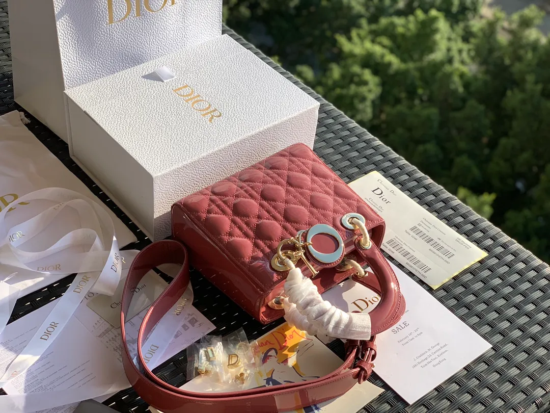 ❗️❗️❗️Free shipping with SF Express for year-end events❗️❗️❗️💰2000 Size 20x16.5x8CM Patent leather 4 compartments Overseas channels! Original raw materials, absolutely good quality! The Dior three-lattice patent leather Diana bag is something you must buy every time you hit the bag! This hibiscus pink color is a new color. It is similar to a dry rose color in real life. It is beautiful and gentle, and the patent leather model will give people a feeling of sparkling nobility. The surface of the bag is sparkling and looks amazing. It is simply a standard bag for "heroines". Compared with sheepskin or nubuck leather, patent leather will be more eye-catching!
