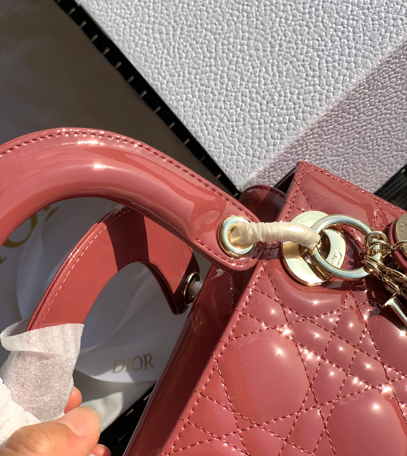❗️❗️❗️Free shipping with SF Express for year-end events❗️❗️❗️💰2000 Size 20x16.5x8CM Patent leather 4 compartments Overseas channels! Original raw materials, absolutely good quality! The Dior three-lattice patent leather Diana bag is something you must buy every time you hit the bag! This hibiscus pink color is a new color. It is similar to a dry rose color in real life. It is beautiful and gentle, and the patent leather model will give people a feeling of sparkling nobility. The surface of the bag is sparkling and looks amazing. It is simply a standard bag for "heroines". Compared with sheepskin or nubuck leather, patent leather will be more eye-catching!