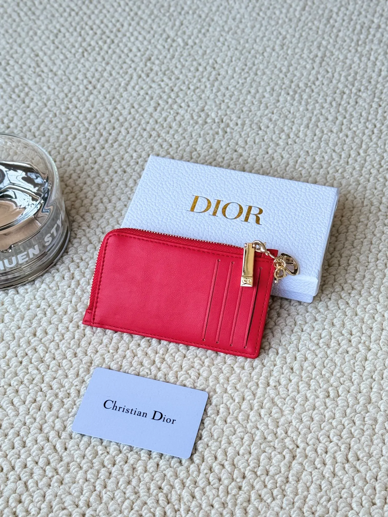 💰150Lady Dior card holder. Sand color wallet bought to fit into a waste bag. L-shaped opening, seven-zipper card holder. No.: S0965. There are too many front patch pockets to hold cards. The banknotes need to be folded at 40% off. It can hold 30% off but it has a zipper. The size is 13.5*8.5*1.5 cm. The Dior card holder meets my various needs. Compared with other styles, it is thin, compact and has a large capacity. There is no conspicuous big LOGO, it will not scratch when placed in the bag, and it is relatively low-key and classic. There is a special place for access control cards, so you don’t need to mix them with bank cards. When I used to swipe access control cards, I couldn’t swipe them because there were too many cards, so I had to take out the access control cards separately. There is a zipper, so you don't have to worry about putting important things out, and the zipper is half-open, so it's more convenient to put things in and take things out than having only one side.