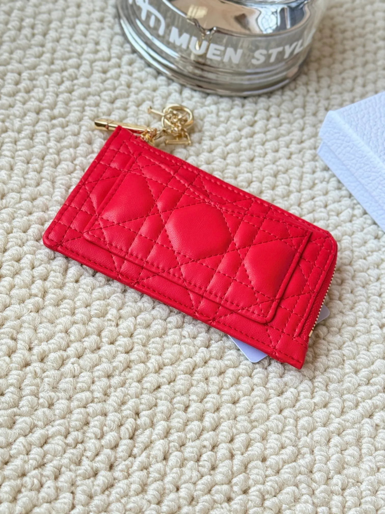 💰150Lady Dior card holder. Sand color wallet bought to fit into a waste bag. L-shaped opening, seven-zipper card holder. No.: S0965. There are too many front patch pockets to hold cards. The banknotes need to be folded at 40% off. It can hold 30% off but it has a zipper. The size is 13.5*8.5*1.5 cm. The Dior card holder meets my various needs. Compared with other styles, it is thin, compact and has a large capacity. There is no conspicuous big LOGO, it will not scratch when placed in the bag, and it is relatively low-key and classic. There is a special place for access control cards, so you don’t need to mix them with bank cards. When I used to swipe access control cards, I couldn’t swipe them because there were too many cards, so I had to take out the access control cards separately. There is a zipper, so you don't have to worry about putting important things out, and the zipper is half-open, so it's more convenient to put things in and take things out than having only one side.