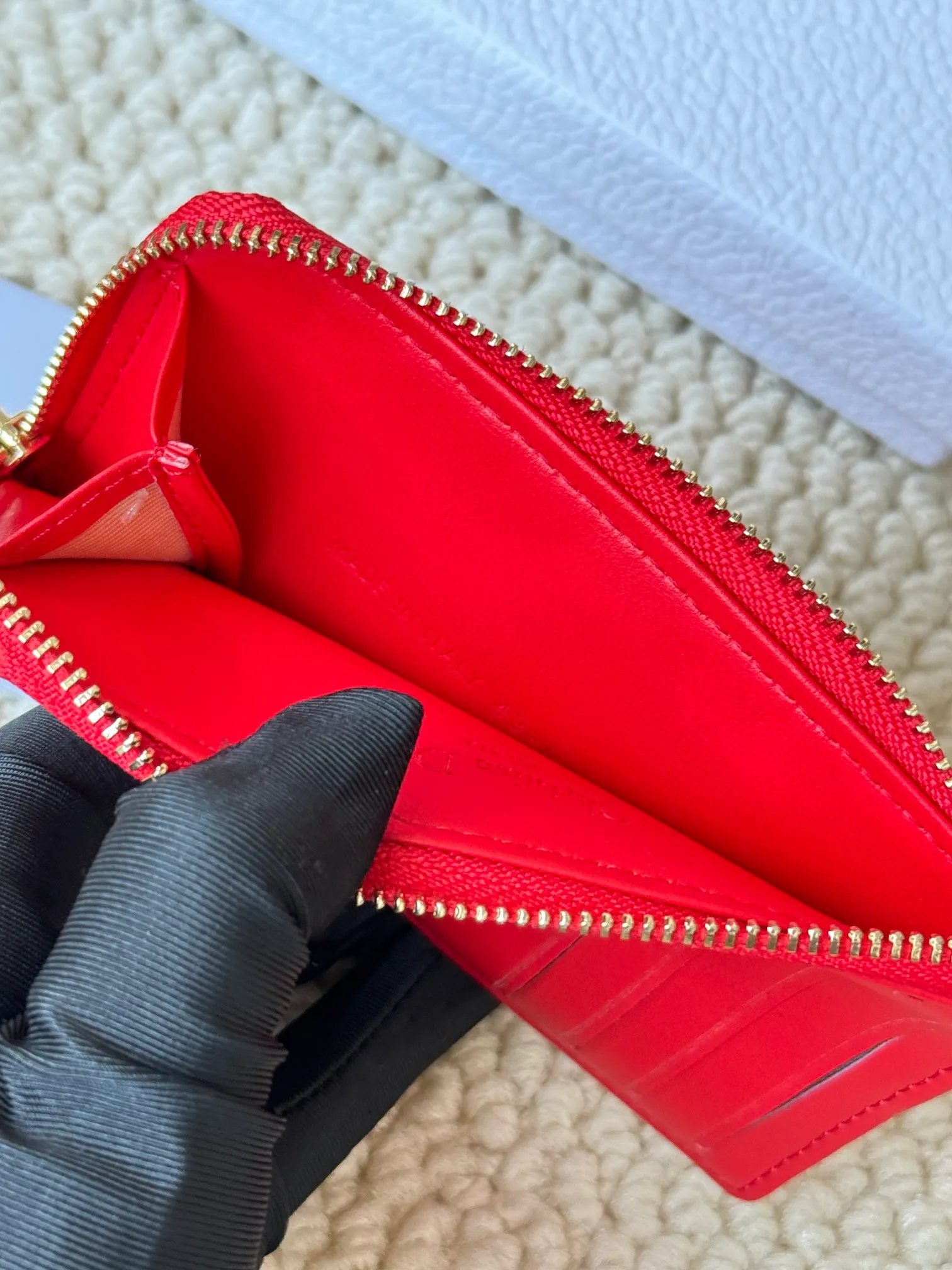 💰150Lady Dior card holder. Sand color wallet bought to fit into a waste bag. L-shaped opening, seven-zipper card holder. No.: S0965. There are too many front patch pockets to hold cards. The banknotes need to be folded at 40% off. It can hold 30% off but it has a zipper. The size is 13.5*8.5*1.5 cm. The Dior card holder meets my various needs. Compared with other styles, it is thin, compact and has a large capacity. There is no conspicuous big LOGO, it will not scratch when placed in the bag, and it is relatively low-key and classic. There is a special place for access control cards, so you don’t need to mix them with bank cards. When I used to swipe access control cards, I couldn’t swipe them because there were too many cards, so I had to take out the access control cards separately. There is a zipper, so you don't have to worry about putting important things out, and the zipper is half-open, so it's more convenient to put things in and take things out than having only one side.