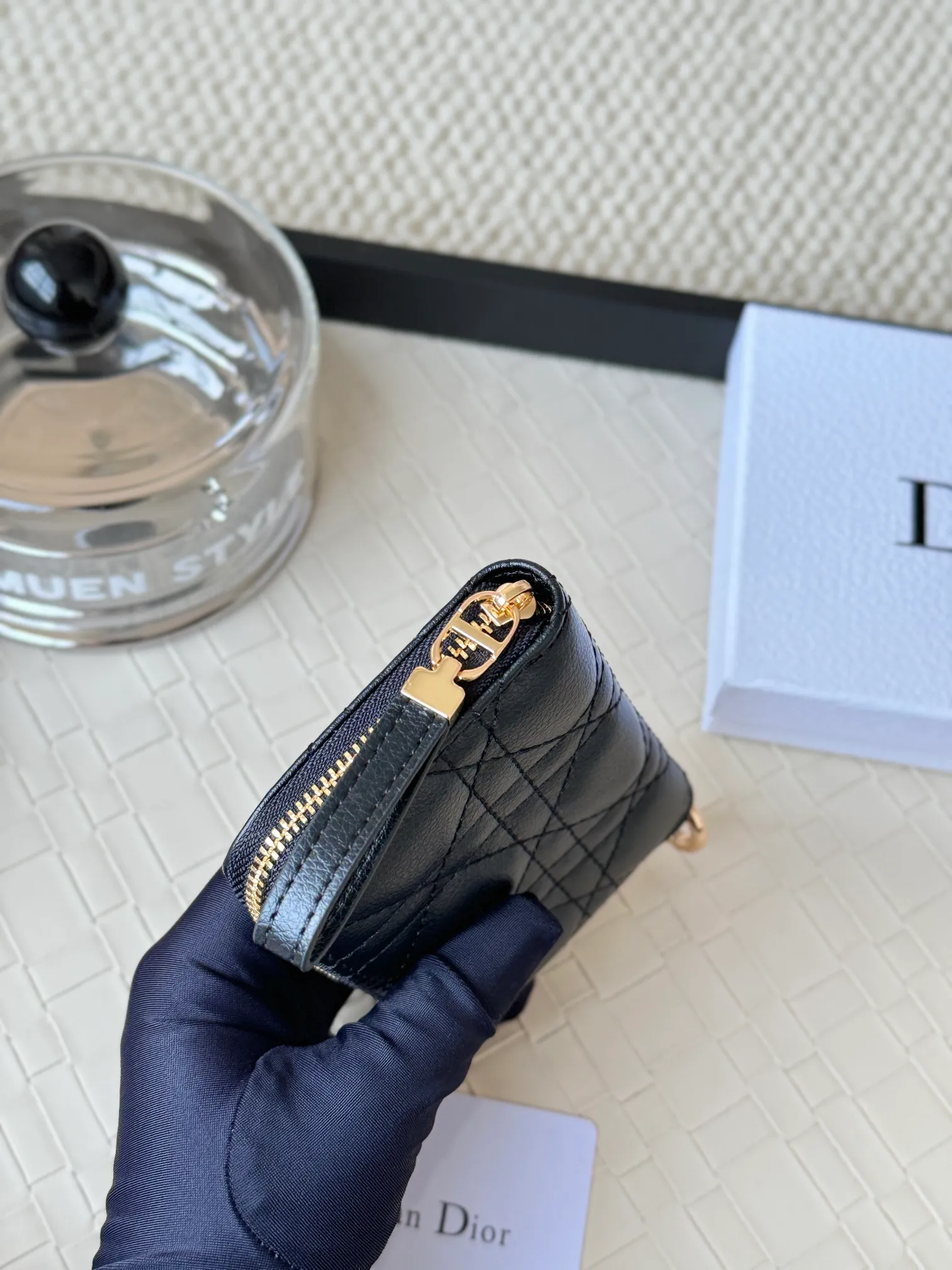 💰160 Dior New Caro Zippered Card Holder I love it. I originally wanted to buy a wallet, but I fell in love with this card holder. The size is just right and there are enough card slots. When Sydney is on lockdown and you can't go to the store, SA will send you photos and payment links. It's very convenient. I paid in the morning and received it in the afternoon. I think it looks better than the zipper card holder in C. The small metal ring next to the zipper is convenient for connecting the card holder to the bag and is not easy to lose. The calfskin material feels great. No.: S5034 Carol grain (size 9*11cm)