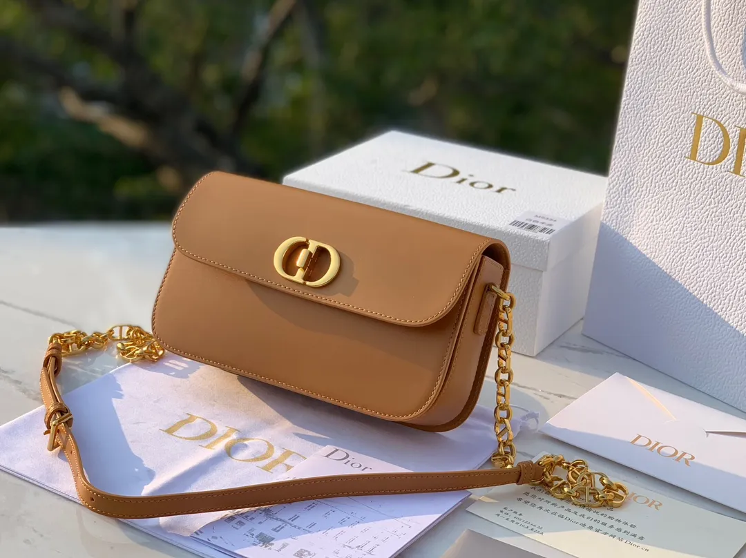 Top upgraded version💰1800 size 22.5×12.5×6.5cm 2023 Dior latest 30 Montaigne shipped, another king of fried buns🔥 As one of Dior's four major bag styles, Montaigne has always been deeply loved. This latest Montaigne hit me hard. The lines of the bag are smoother and rounder. It has a softer and warmer feeling than the old style. The original luxurious "BOX calfskin" is not afraid of time and becomes more and more beautiful ~ The enamel buckle shoulder strap is cleverly matched with cowhide, which is fashionable yet elegant. Wear it over one shoulder to show your personality. Hurry up and get it now. Be the first girl to wear this new style on your back when walking on the street.