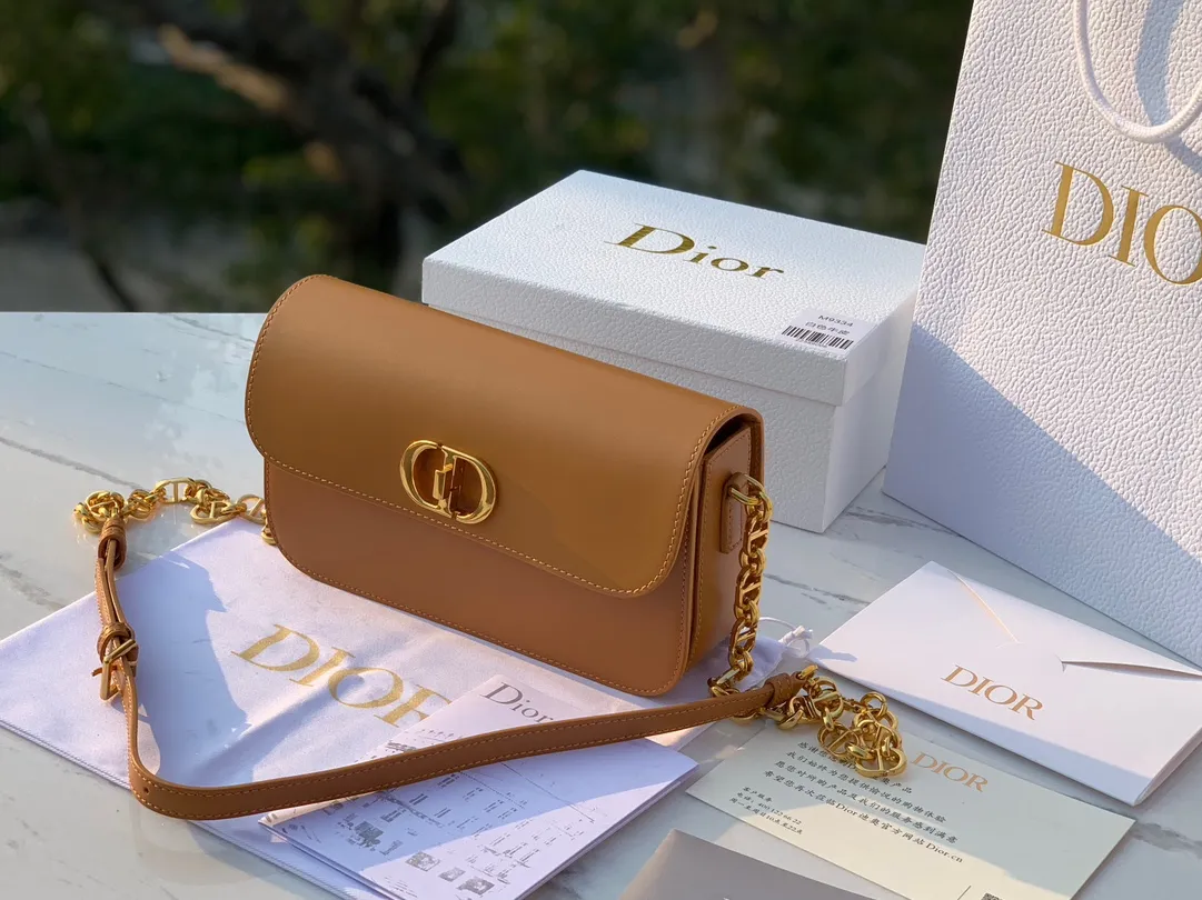 Top upgraded version💰1800 size 22.5×12.5×6.5cm 2023 Dior latest 30 Montaigne shipped, another king of fried buns🔥 As one of Dior's four major bag styles, Montaigne has always been deeply loved. This latest Montaigne hit me hard. The lines of the bag are smoother and rounder. It has a softer and warmer feeling than the old style. The original luxurious "BOX calfskin" is not afraid of time and becomes more and more beautiful ~ The enamel buckle shoulder strap is cleverly matched with cowhide, which is fashionable yet elegant. Wear it over one shoulder to show your personality. Hurry up and get it now. Be the first girl to wear this new style on your back when walking on the street.