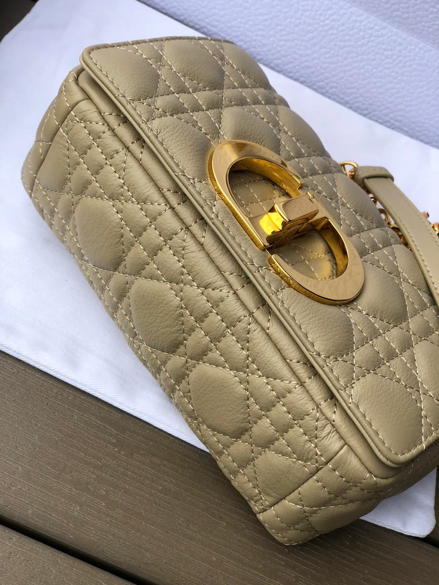 Top upgraded version💰1800 Size: 20×12×7cm Specially available from Dior overseas channel resources❗️This Dior caro handbag combines elegance and modern style. Crafted from supple cow leather with cannage pattern topstitching. The flip cover is decorated with a metal knob-style "CD" clasp with an antique gold finish, and is paired with a detachable "CD" logo chain shoulder strap, which can be carried by hand, shoulder or cross-body. It can be replaced with an embroidered wide shoulder strap to embellish daily looks or add a bright finishing touch to evening wear.