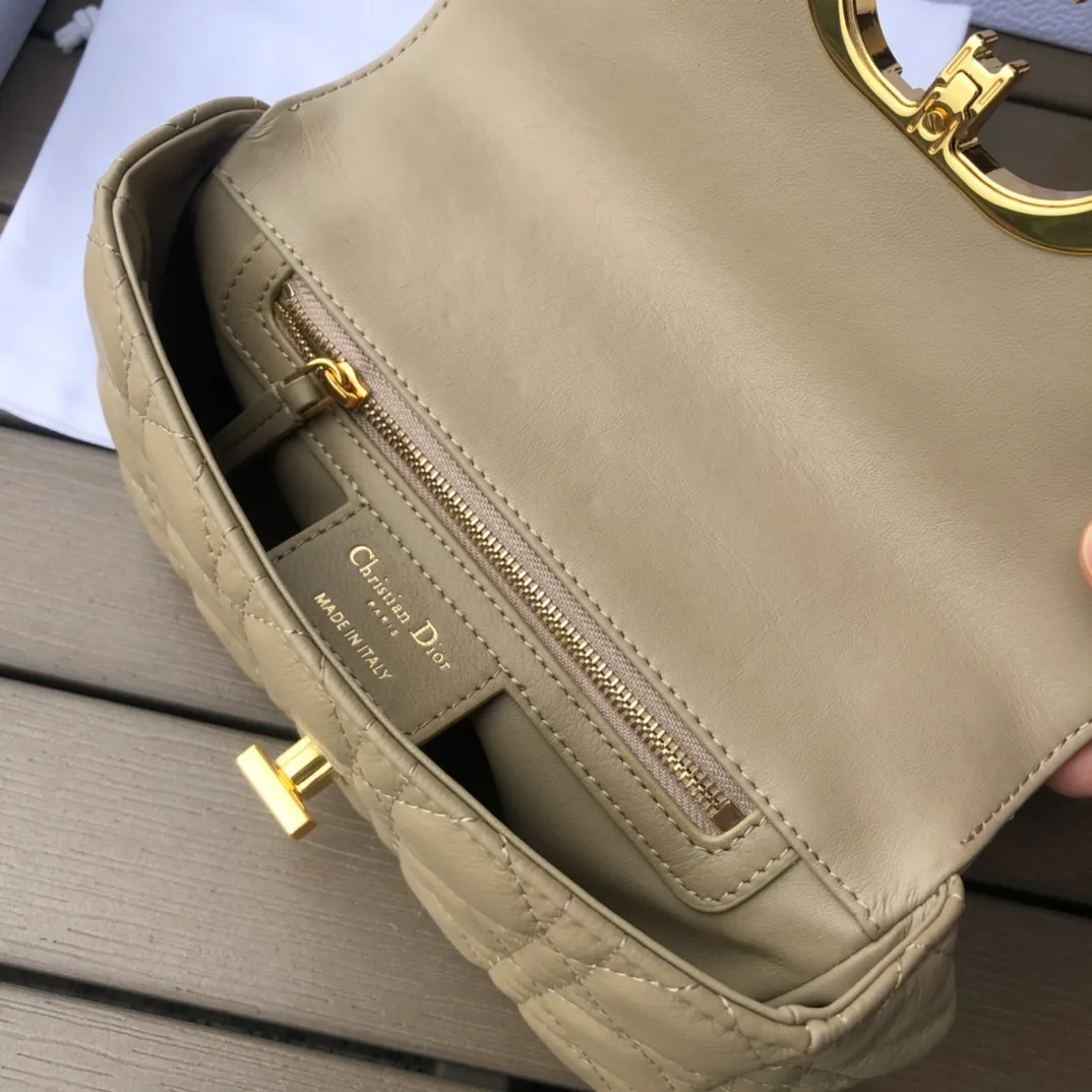 Top upgraded version💰1800 Size: 20×12×7cm Specially available from Dior overseas channel resources❗️This Dior caro handbag combines elegance and modern style. Crafted from supple cow leather with cannage pattern topstitching. The flip cover is decorated with a metal knob-style "CD" clasp with an antique gold finish, and is paired with a detachable "CD" logo chain shoulder strap, which can be carried by hand, shoulder or cross-body. It can be replaced with an embroidered wide shoulder strap to embellish daily looks or add a bright finishing touch to evening wear.