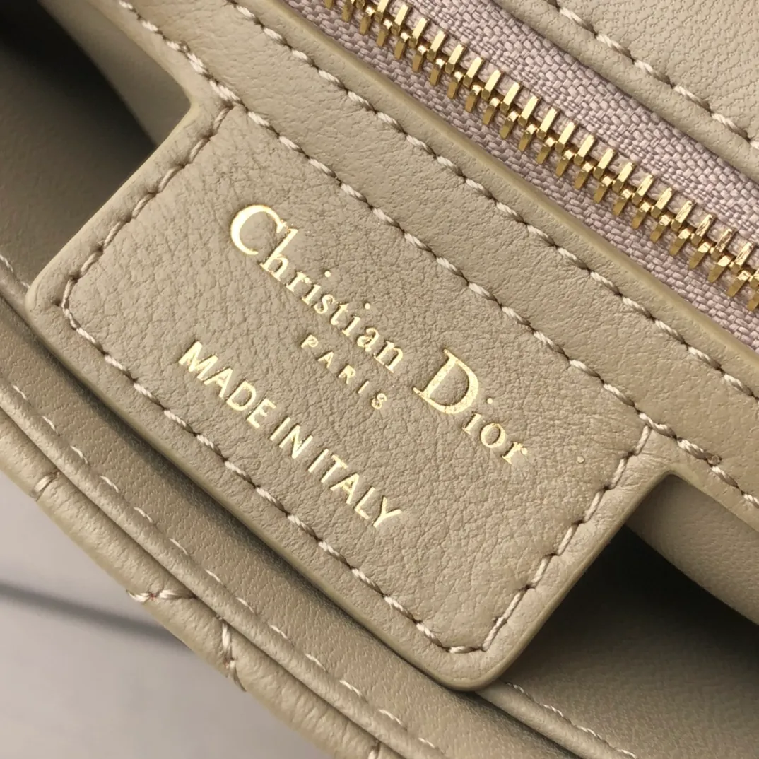 Top upgraded version💰1800 Size: 20×12×7cm Specially available from Dior overseas channel resources❗️This Dior caro handbag combines elegance and modern style. Crafted from supple cow leather with cannage pattern topstitching. The flip cover is decorated with a metal knob-style "CD" clasp with an antique gold finish, and is paired with a detachable "CD" logo chain shoulder strap, which can be carried by hand, shoulder or cross-body. It can be replaced with an embroidered wide shoulder strap to embellish daily looks or add a bright finishing touch to evening wear.
