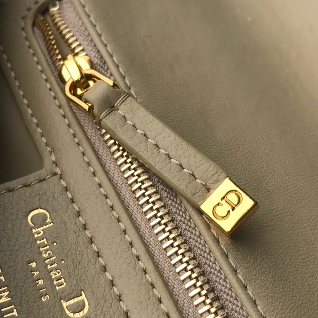Top upgraded version💰1800 Size: 20×12×7cm Specially available from Dior overseas channel resources❗️This Dior caro handbag combines elegance and modern style. Crafted from supple cow leather with cannage pattern topstitching. The flip cover is decorated with a metal knob-style "CD" clasp with an antique gold finish, and is paired with a detachable "CD" logo chain shoulder strap, which can be carried by hand, shoulder or cross-body. It can be replaced with an embroidered wide shoulder strap to embellish daily looks or add a bright finishing touch to evening wear.