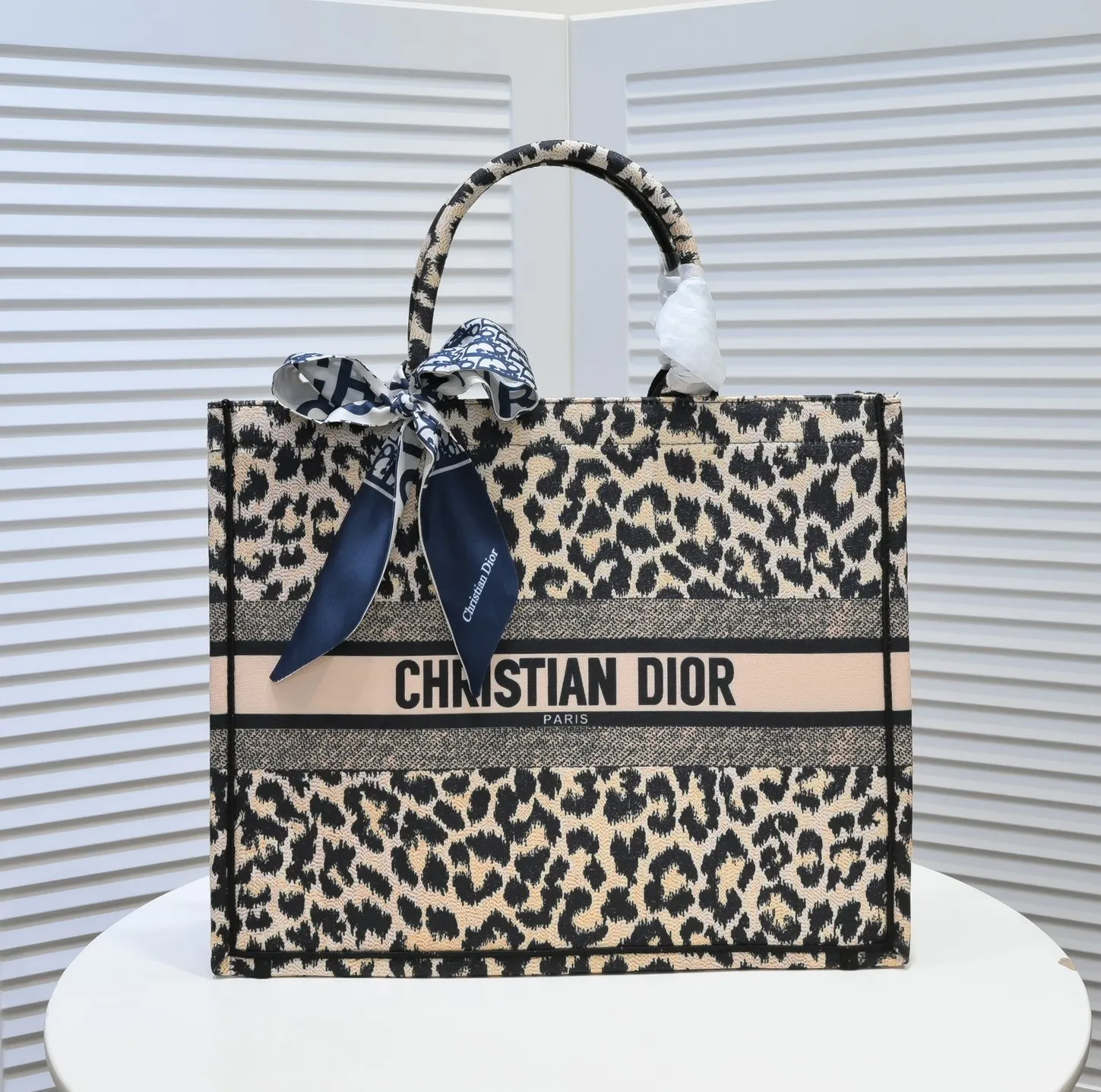💰360￥With silk scarf, large size🔥 embroidered edge🔜Dior new shopping bag at Dior counter! Counters are updated simultaneously! Limited edition of the same style as the stars! Super stylish! Imported fabric👍high-end quality! You can go in and out of the counters at will without any pressure! The first choice for going out with super large capacity👍 Model: 8033 Size: 41*14*32cm