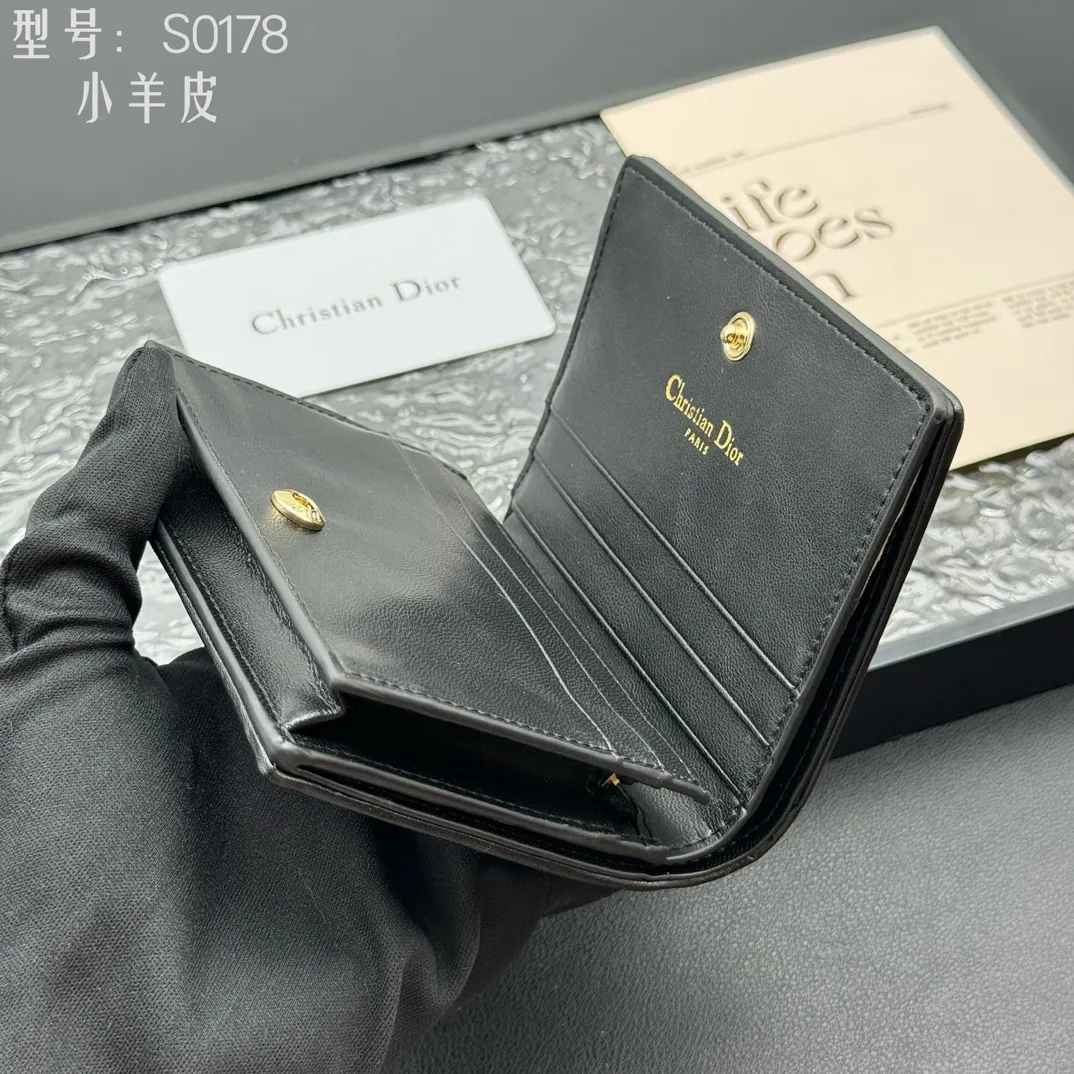 💰160 💎Upgraded original version🇫🇷 𝑫𝒊𝒐𝒓Authentic products available at counters💌Top quality# With picture box Exclusive real shot# Built-in small sachet💕 This Lady Dior 5 grid card holder is decorated with classic cannage pattern topstitching, paying tribute to the exquisite craftsmanship of Dior craftsmen. Carefully crafted from bright patent leather on the outside + sheepskin on the inside, it is compact and practical and can store a variety of daily necessities. This 5-compartment card holder is decorated with a removable "D.I.O.R." charm and has a strap snap closure so it can be paired with other Lady Dior pieces for a coordinated look. ·Detachable "D.I.O.R." charm ·Front strap snap closure ·5 compartments sewn with triangular gussets Dior patent leather card bag multi-layered accordion design. Practical and beautiful at the same time. Can store many cards. Style number: S0178NMJ-M900. Size: 10.4×7×2cm