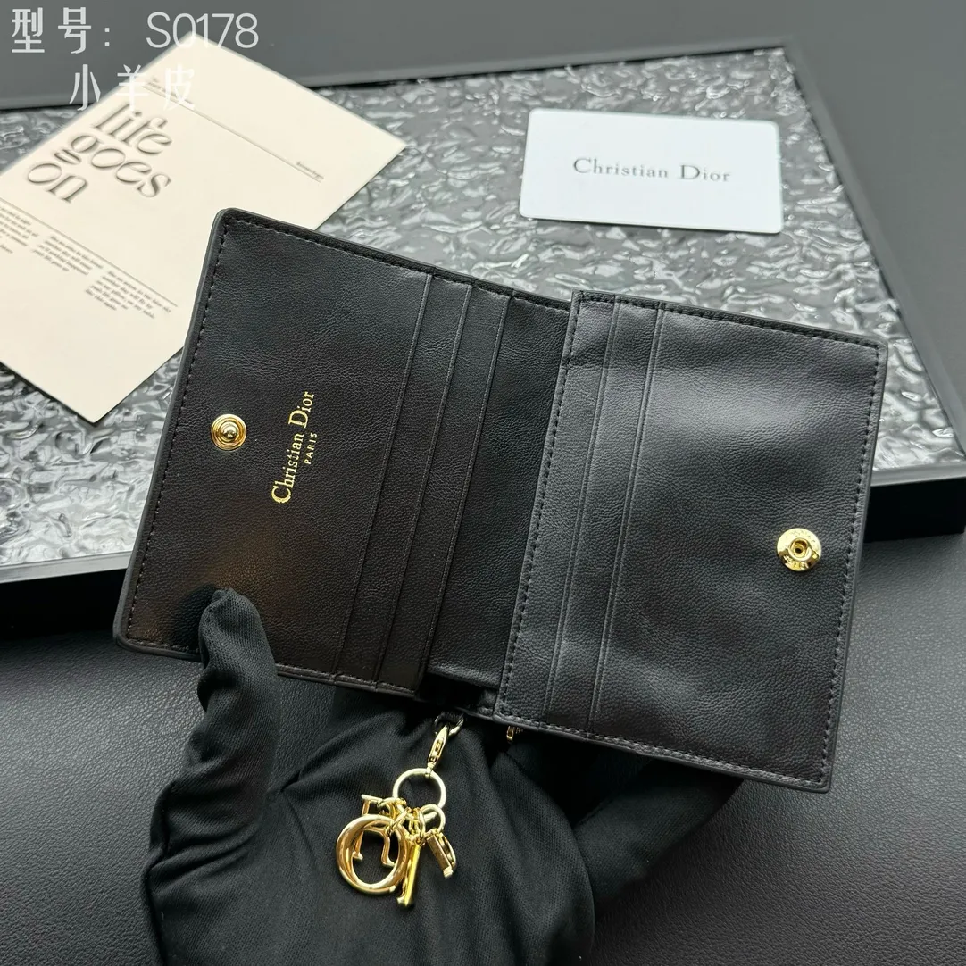 💰160 💎Upgraded original version🇫🇷 𝑫𝒊𝒐𝒓Authentic products available at counters💌Top quality# With picture box Exclusive real shot# Built-in small sachet💕 This Lady Dior 5 grid card holder is decorated with classic cannage pattern topstitching, paying tribute to the exquisite craftsmanship of Dior craftsmen. Carefully crafted from bright patent leather on the outside + sheepskin on the inside, it is compact and practical and can store a variety of daily necessities. This 5-compartment card holder is decorated with a removable "D.I.O.R." charm and has a strap snap closure so it can be paired with other Lady Dior pieces for a coordinated look. ·Detachable "D.I.O.R." charm ·Front strap snap closure ·5 compartments sewn with triangular gussets Dior patent leather card bag multi-layered accordion design. Practical and beautiful at the same time. Can store many cards. Style number: S0178NMJ-M900. Size: 10.4×7×2cm