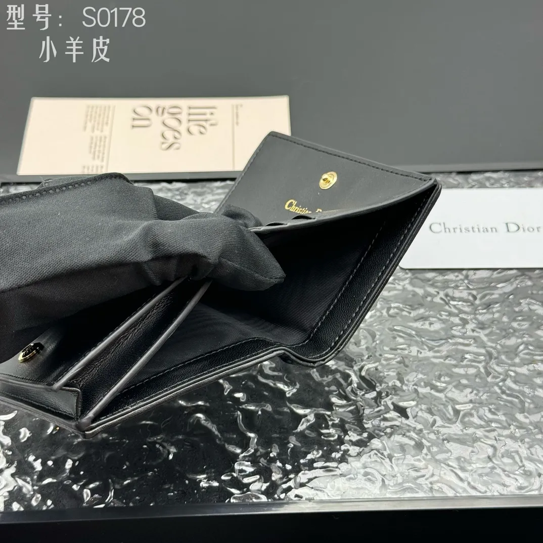 💰160 💎Upgraded original version🇫🇷 𝑫𝒊𝒐𝒓Authentic products available at counters💌Top quality# With picture box Exclusive real shot# Built-in small sachet💕 This Lady Dior 5 grid card holder is decorated with classic cannage pattern topstitching, paying tribute to the exquisite craftsmanship of Dior craftsmen. Carefully crafted from bright patent leather on the outside + sheepskin on the inside, it is compact and practical and can store a variety of daily necessities. This 5-compartment card holder is decorated with a removable "D.I.O.R." charm and has a strap snap closure so it can be paired with other Lady Dior pieces for a coordinated look. ·Detachable "D.I.O.R." charm ·Front strap snap closure ·5 compartments sewn with triangular gussets Dior patent leather card bag multi-layered accordion design. Practical and beautiful at the same time. Can store many cards. Style number: S0178NMJ-M900. Size: 10.4×7×2cm