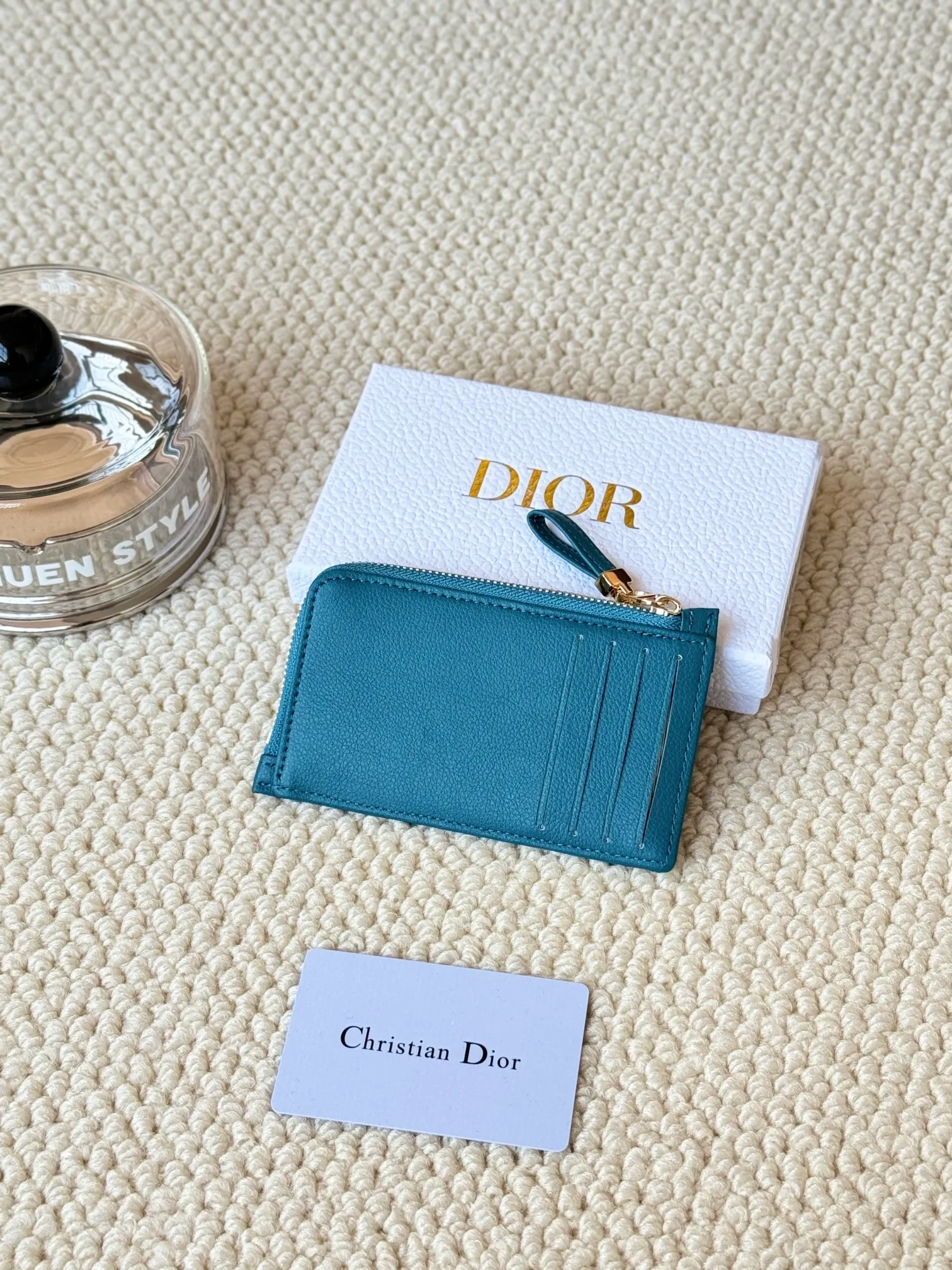 💰150Lady Dior card holder. Sand color wallet bought to fit into a waste bag. L-shaped opening, seven-zipper card holder. No.: S5131. There are too many front patch pockets to hold cards. The banknotes need to be folded at 40% off. It can hold 30% off but it has a zipper. The size is 13.5*8.5*1.5 cm. The Dior card holder meets my various needs. Compared with other styles, it is thin, compact and has a large capacity. There is no conspicuous big LOGO, it will not scratch when placed in the bag, and it is relatively low-key and classic. There is a special place for access control cards, so you don’t need to mix them with bank cards. When I used to swipe access control cards, I couldn’t swipe them because there were too many cards, so I had to take out the access control cards separately. There is a zipper, so you don't have to worry about putting important things out, and the zipper is half-open, so it's more convenient to put things in and take things out than having only one side.