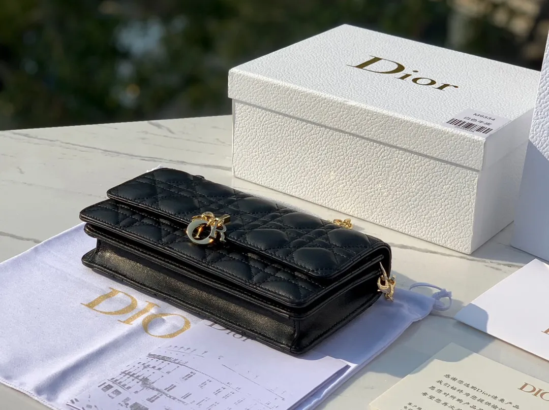 ❗️❗️❗️Free shipping with SF Express for year-end event❗️❗️❗️💰1760 Size 21✖️11.5✖️4.5cm Lady Dior’s new early spring clutch bag, popular all over the country, currently over-the-counter orders take 2-3 months, Hong Kong trading company imports soft lambskin material , soft and delicate, the chain decorated with pearls is more exquisite, the real thing is so beautiful, 🉑️Hand-carry or cross-body, multiple carrying methods, elegant temperament can be grasped