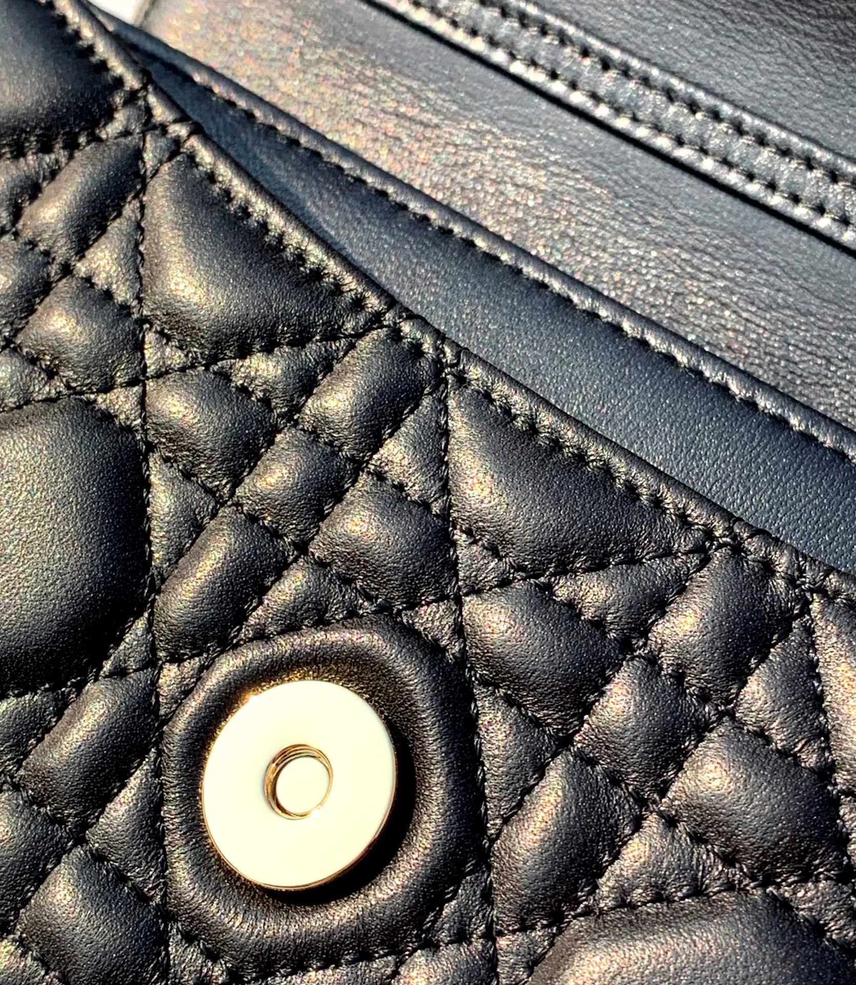 ❗️❗️❗️Free shipping with SF Express for year-end event❗️❗️❗️💰1760 Size 21✖️11.5✖️4.5cm Lady Dior’s new early spring clutch bag, popular all over the country, currently over-the-counter orders take 2-3 months, Hong Kong trading company imports soft lambskin material , soft and delicate, the chain decorated with pearls is more exquisite, the real thing is so beautiful, 🉑️Hand-carry or cross-body, multiple carrying methods, elegant temperament can be grasped